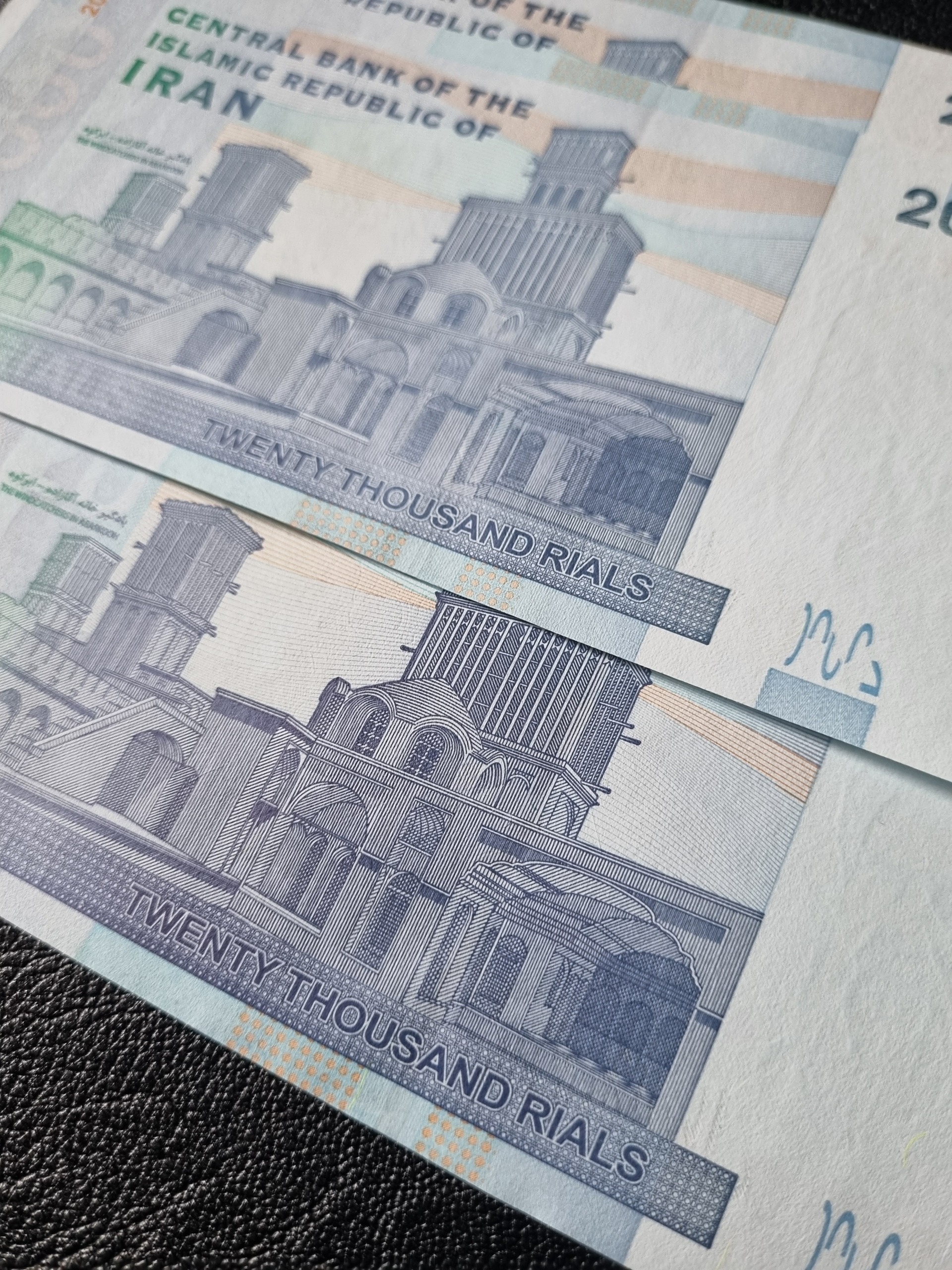 دو جفت دو هزاری یزد، رنگ پشت اسکناس متفاوت