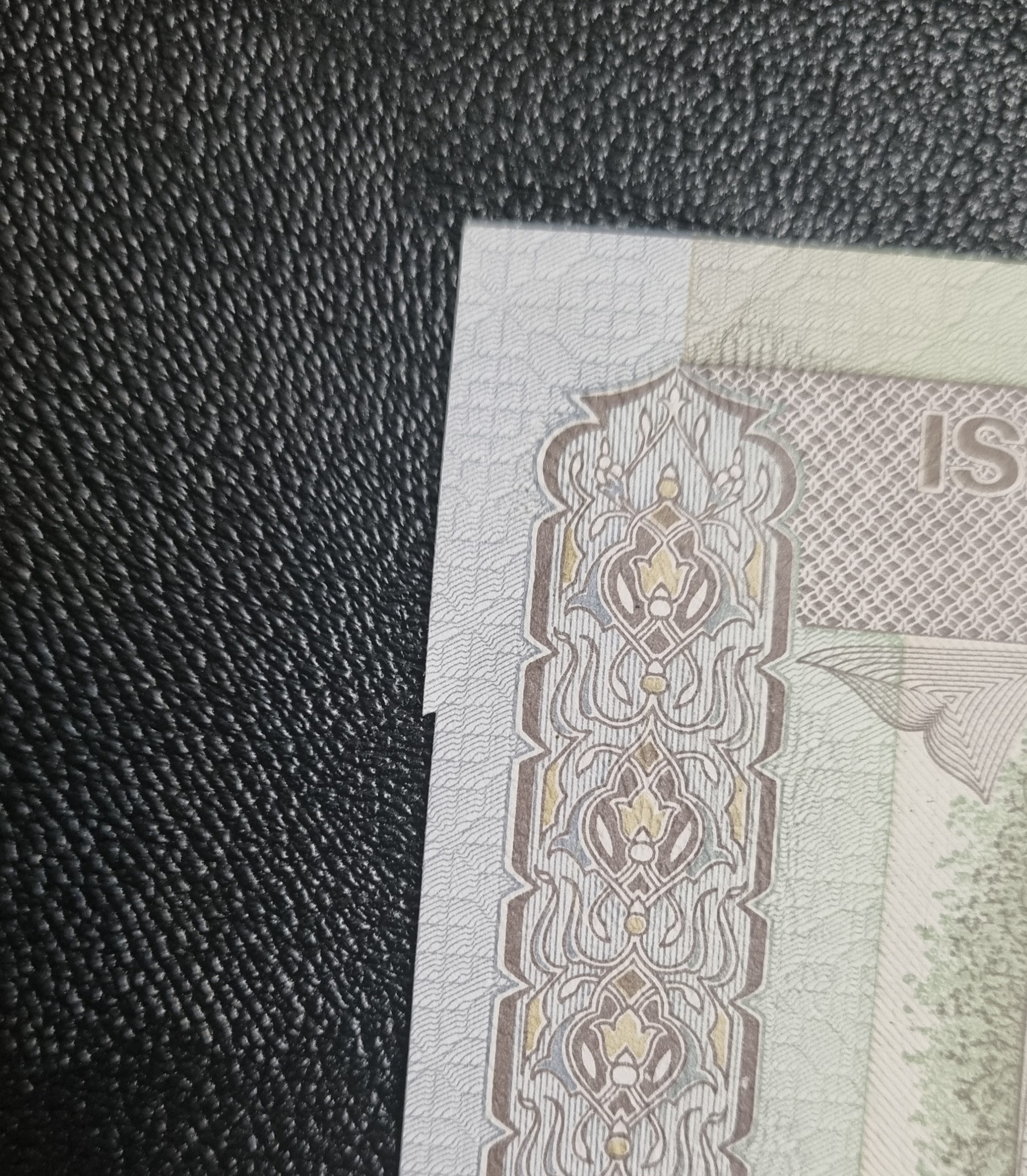 کاغذ اضافه دو برگ از یک بسته ارور ارزشمند