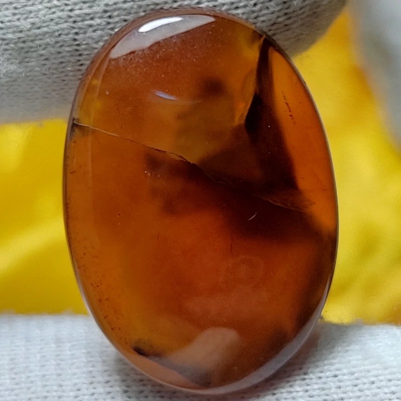 نگین سرخ زمینه شیشه ای با رگه و هاله مصور