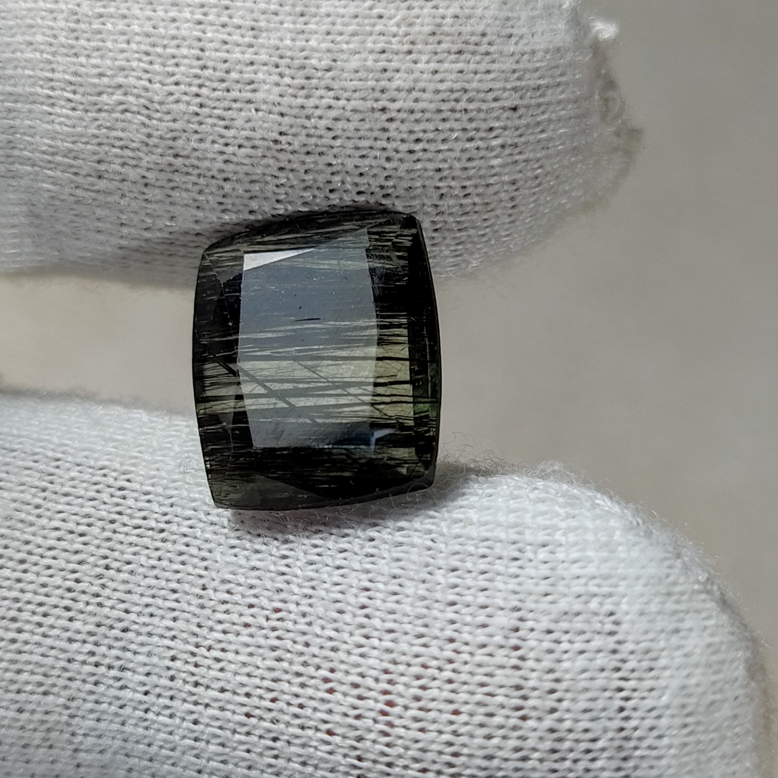 نگین درشت زبرجد رتایلی 7 قیراطی طبیعی بی بهسازی