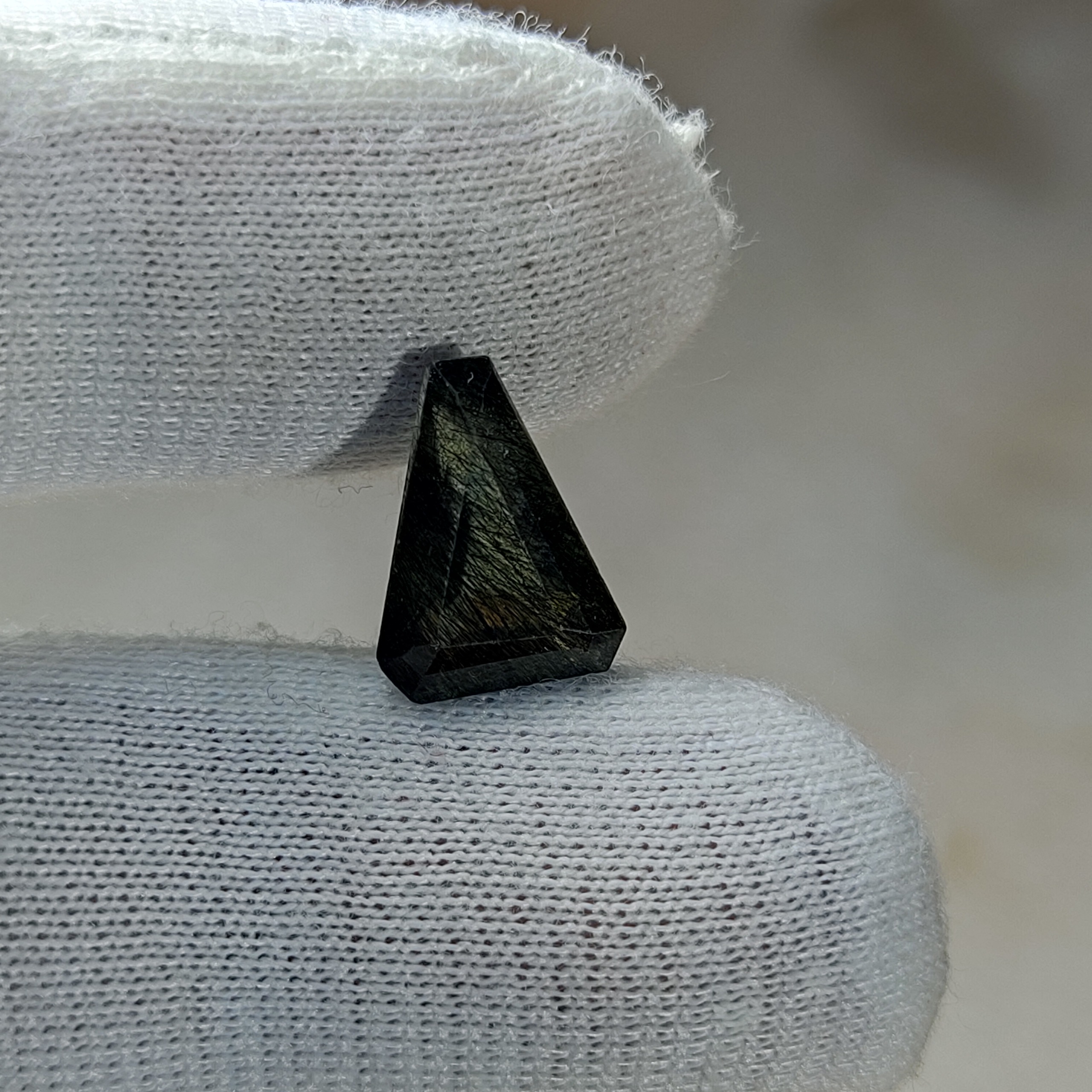 نگین درشت زبرجد رتایلی 5 قیراطی طبیعی بی بهسازی