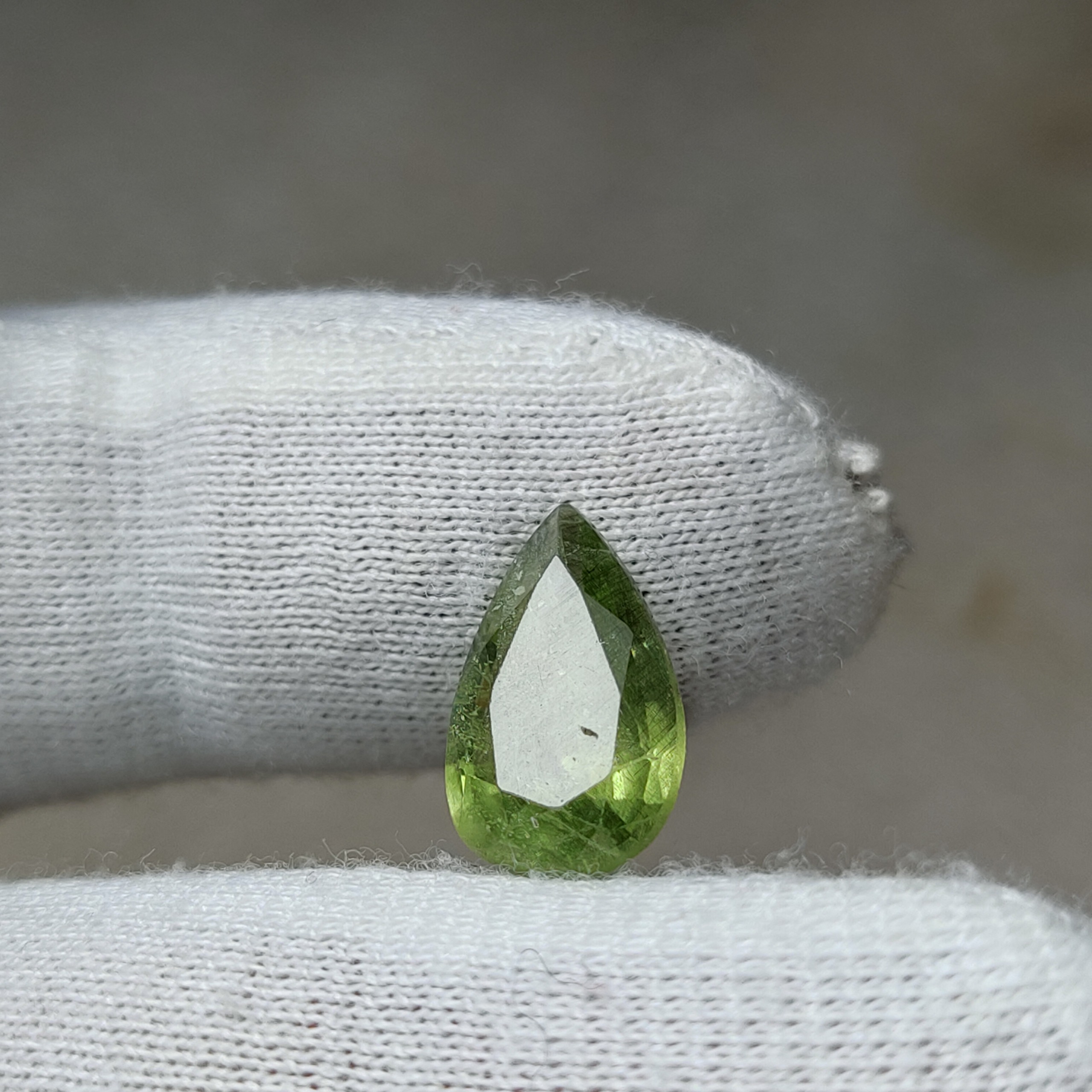 نگین درشت زبرجد رتایلی آفریقایی 4 قیراطی طبیعی