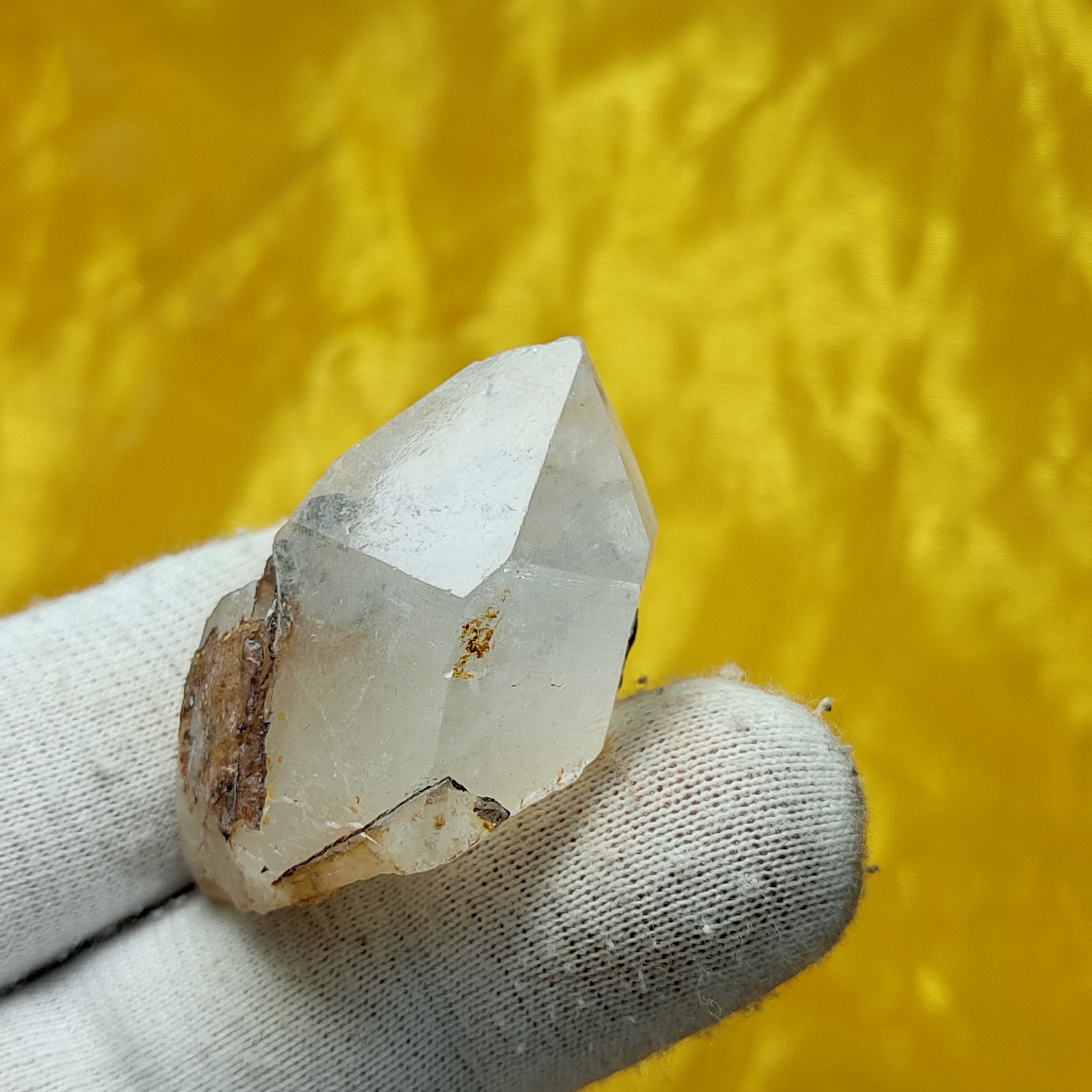 بلور منشور دار کوارتز شفاف درجه یک ضلع دار منظم