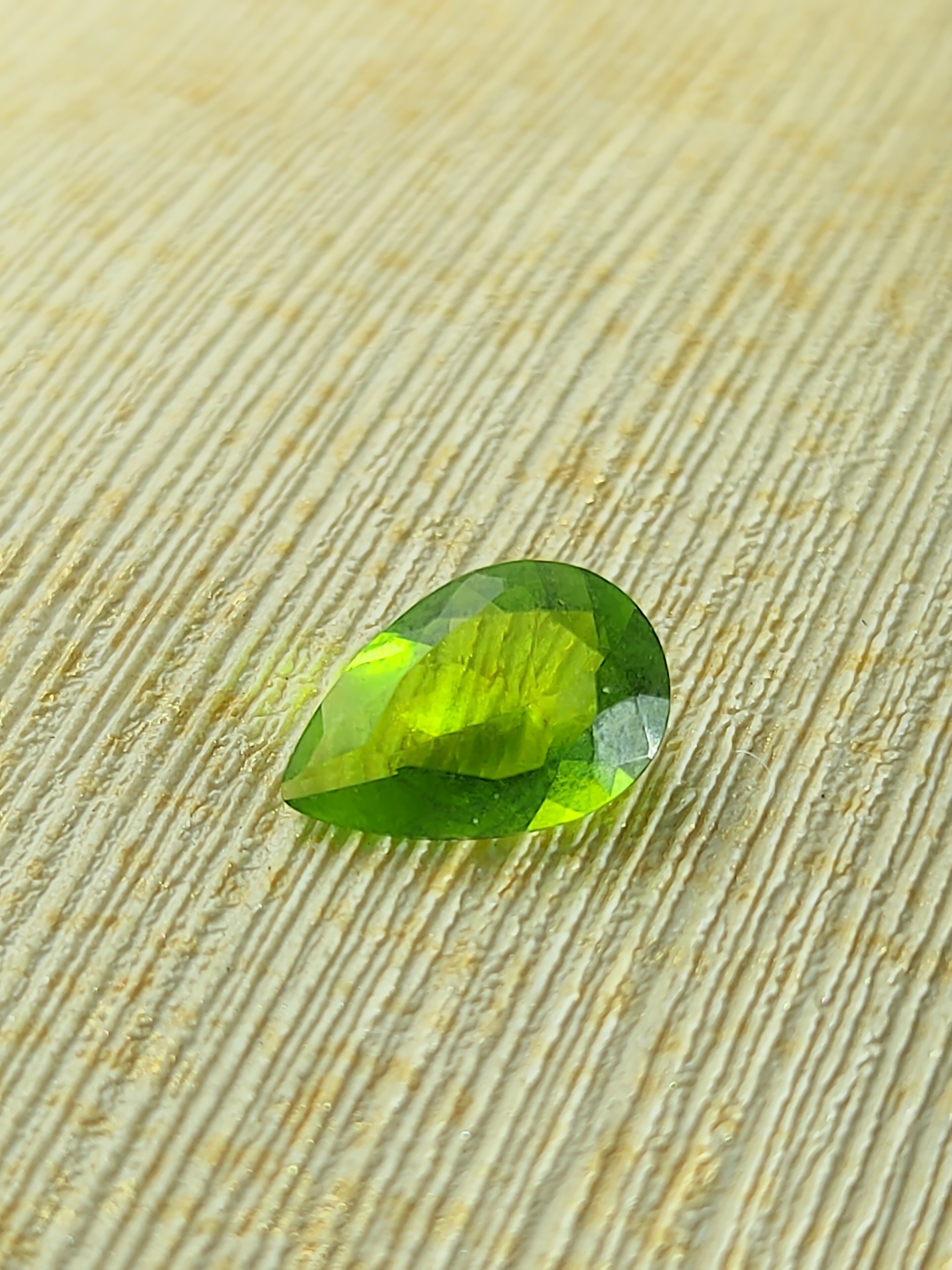 نگین زبرجد آفریقایی تراش جواهری شفاف بلوری