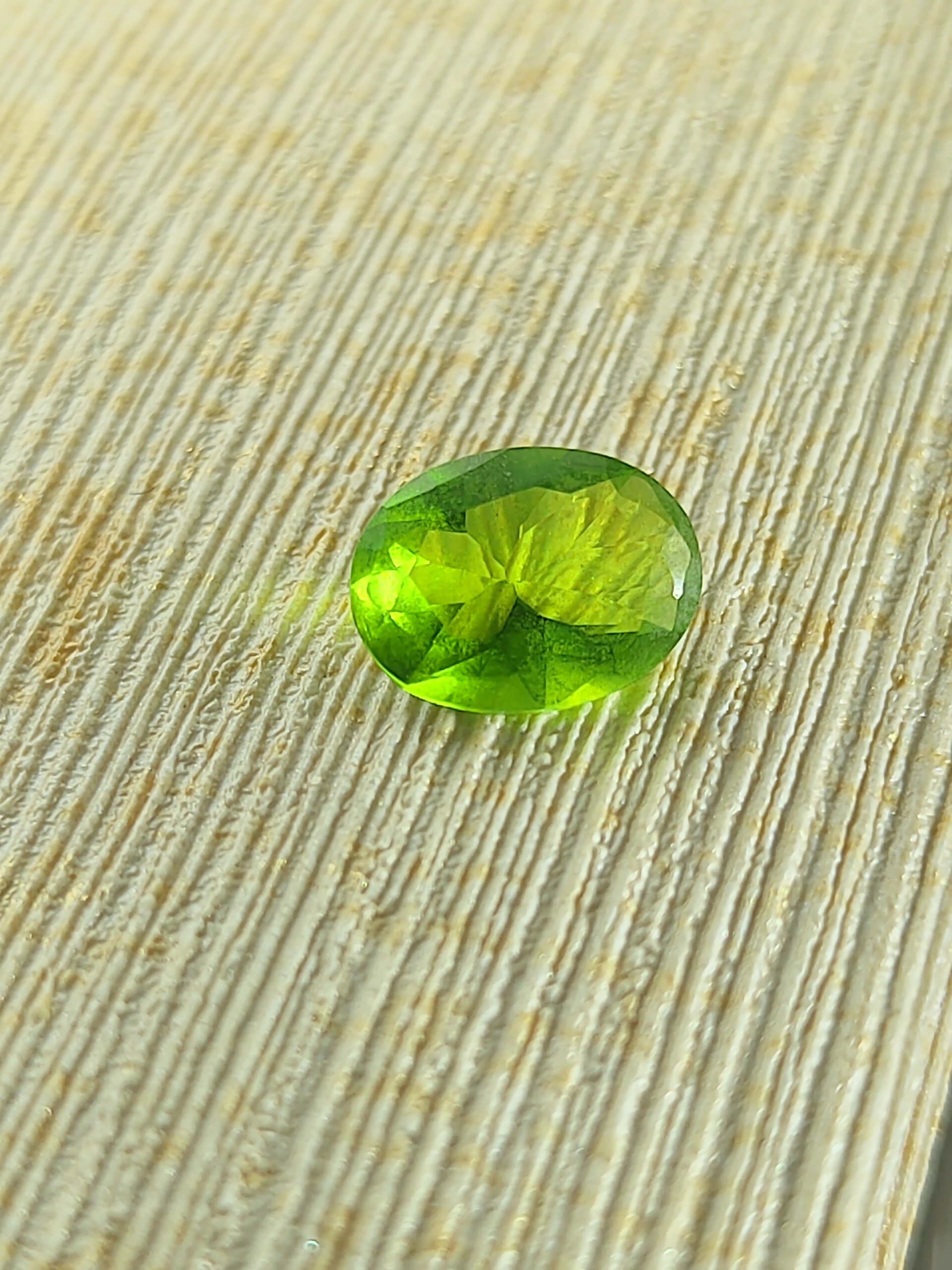 نگین زبرجد آفریقایی پاک تراش جواهری بی بهسازی