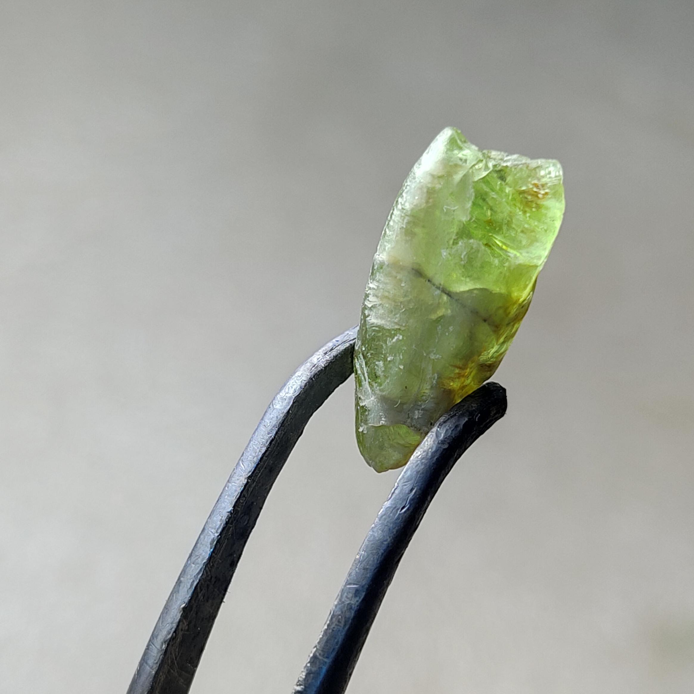 بلور سنگ زبرجد پاکستانی(پریدوت) وزن 5.50 قیراطی