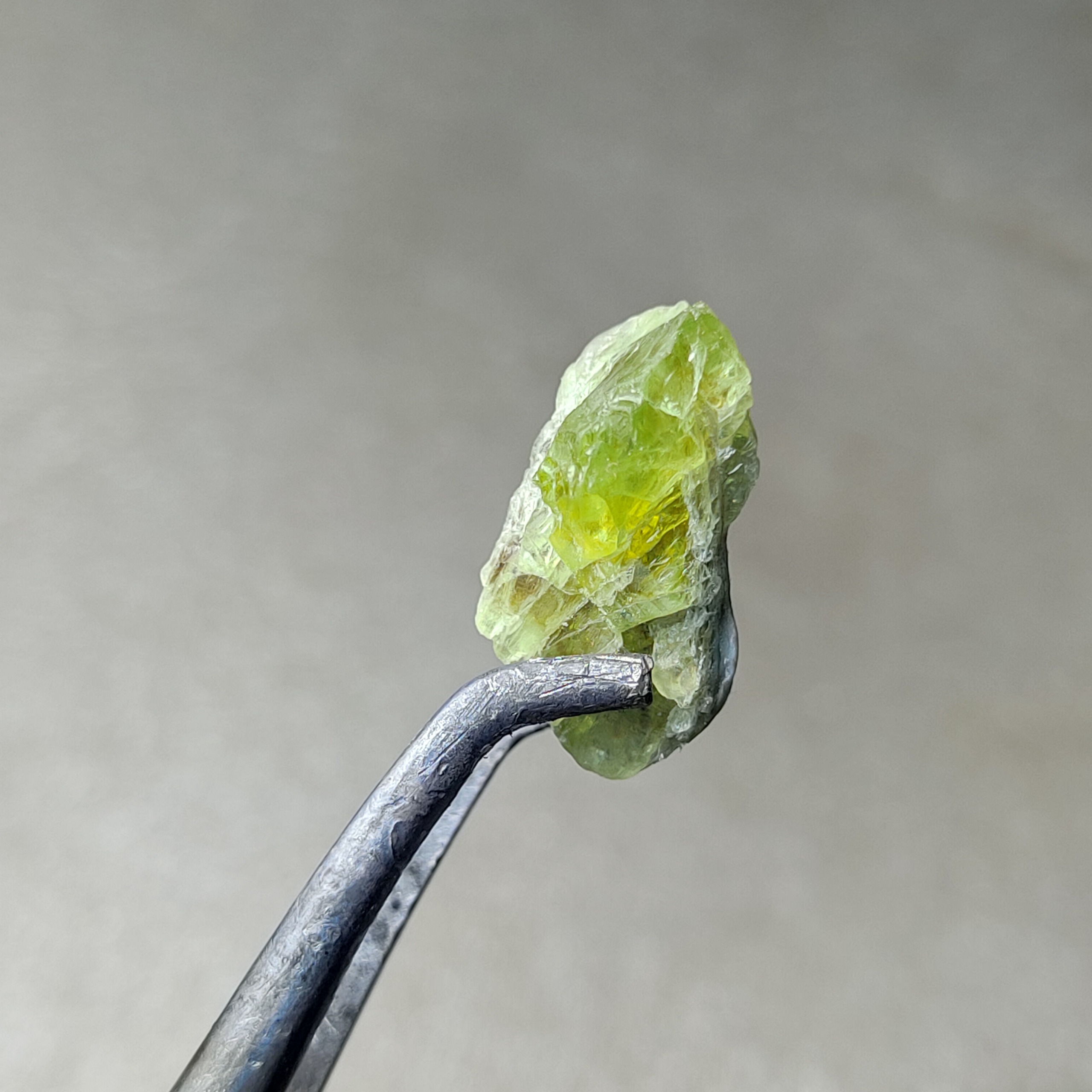 بلور سنگ زبرجد پاکستانی(پریدوت) وزن 6.95 قیراطی