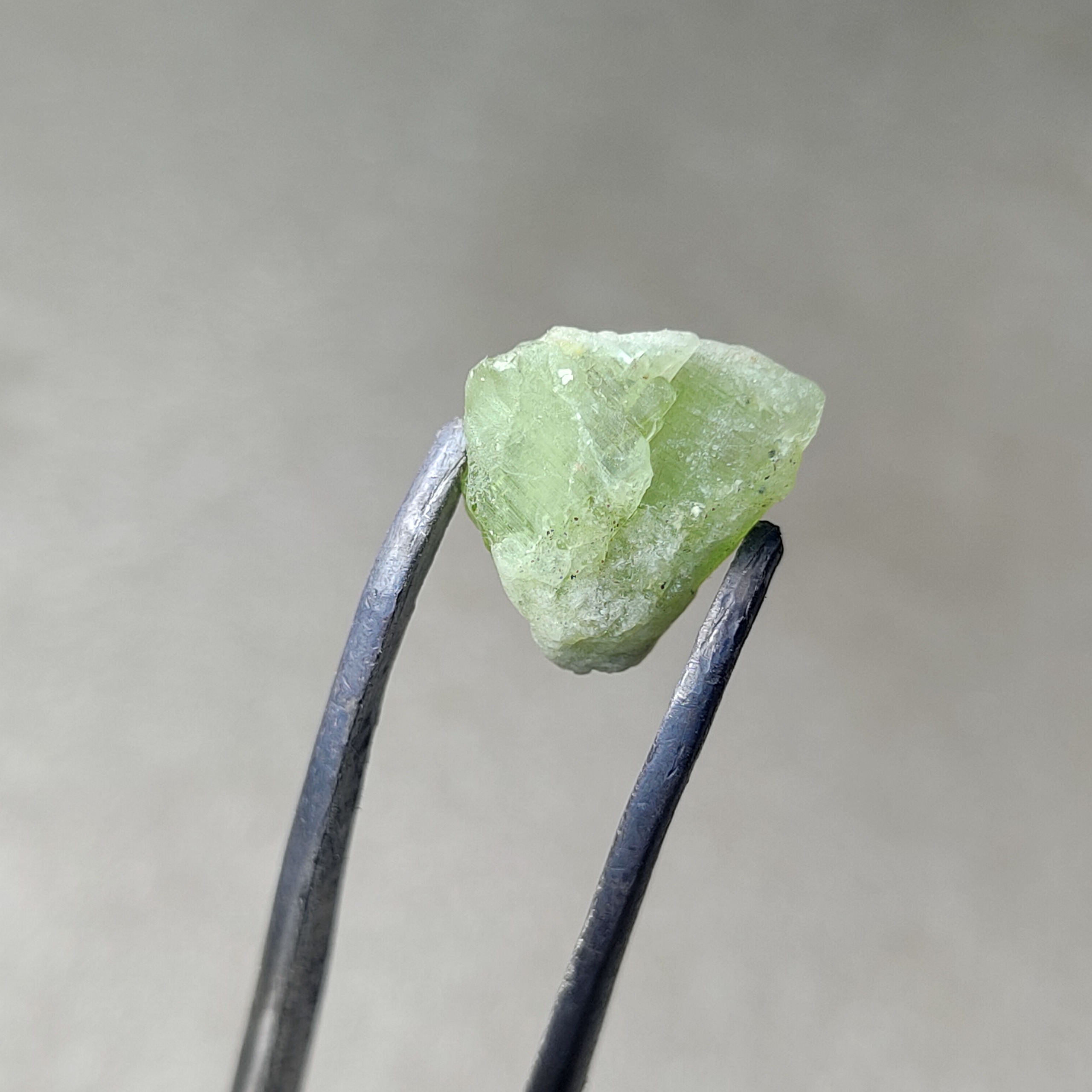 بلور سنگ زبرجد پاکستانی(پریدوت) وزن 5.10 قیراطی