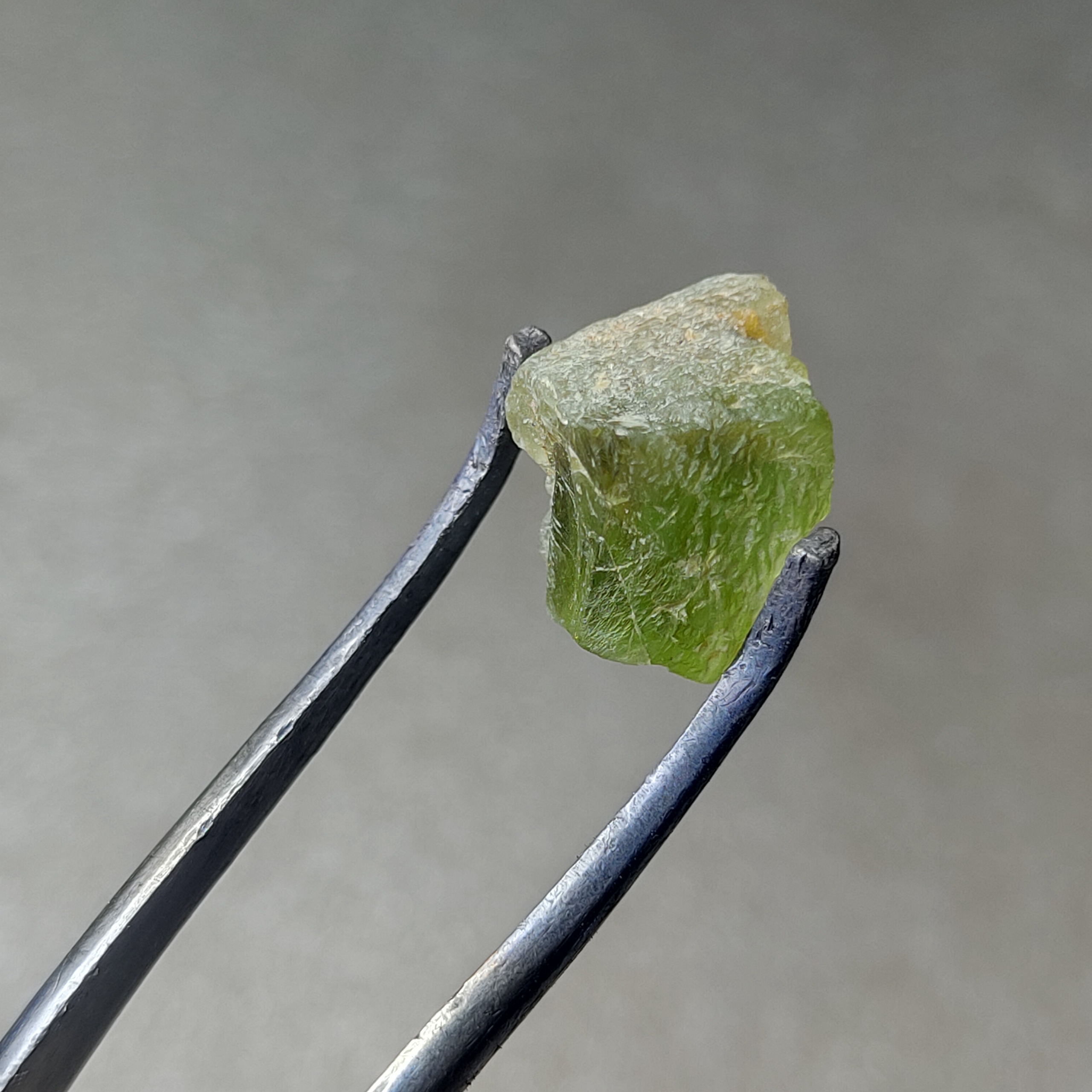 بلور سنگ زبرجد پاکستانی(پریدوت) وزن 9.80 قیراطی