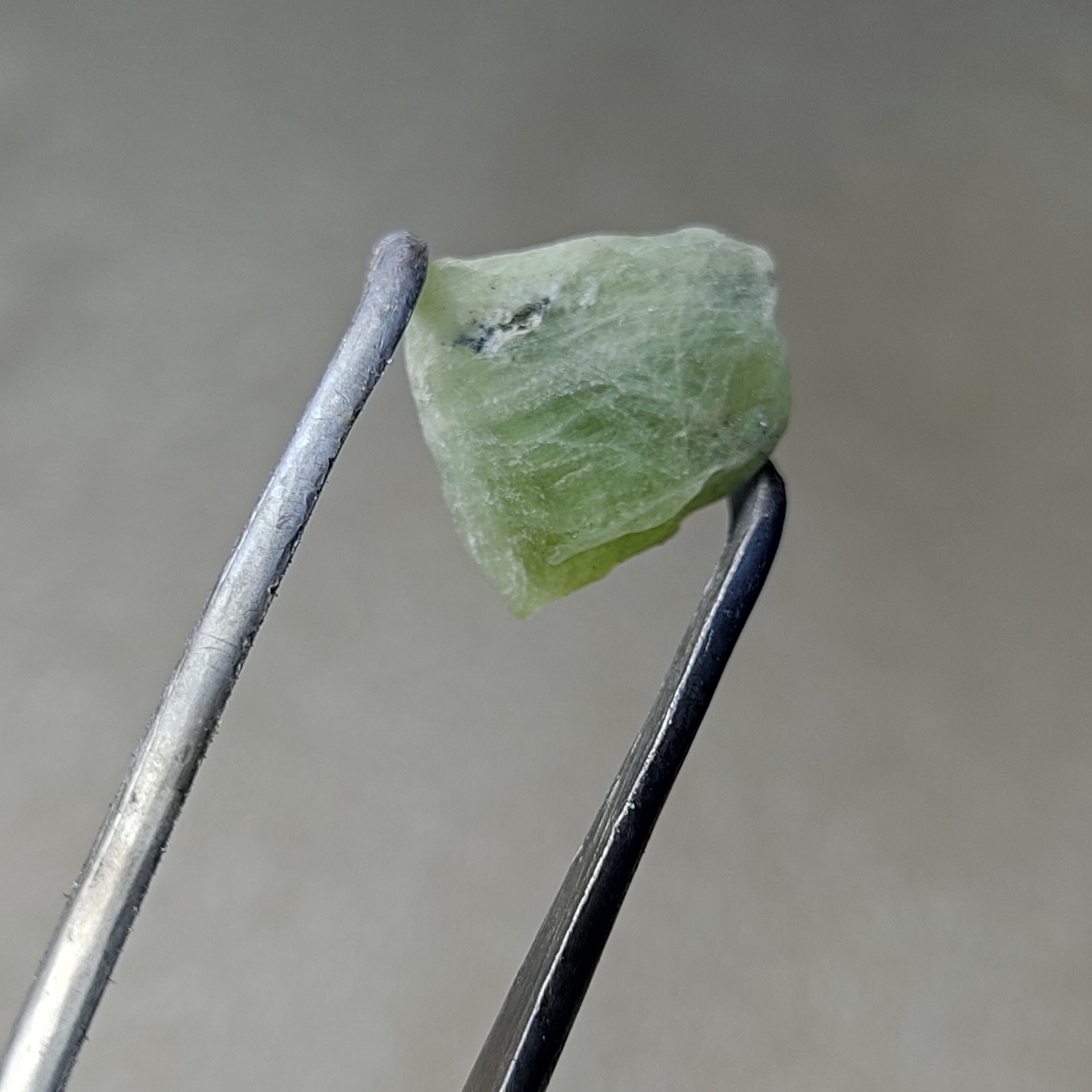 بلور سنگ زبرجد پاکستانی(پریدوت) وزن 5.30 قیراطی