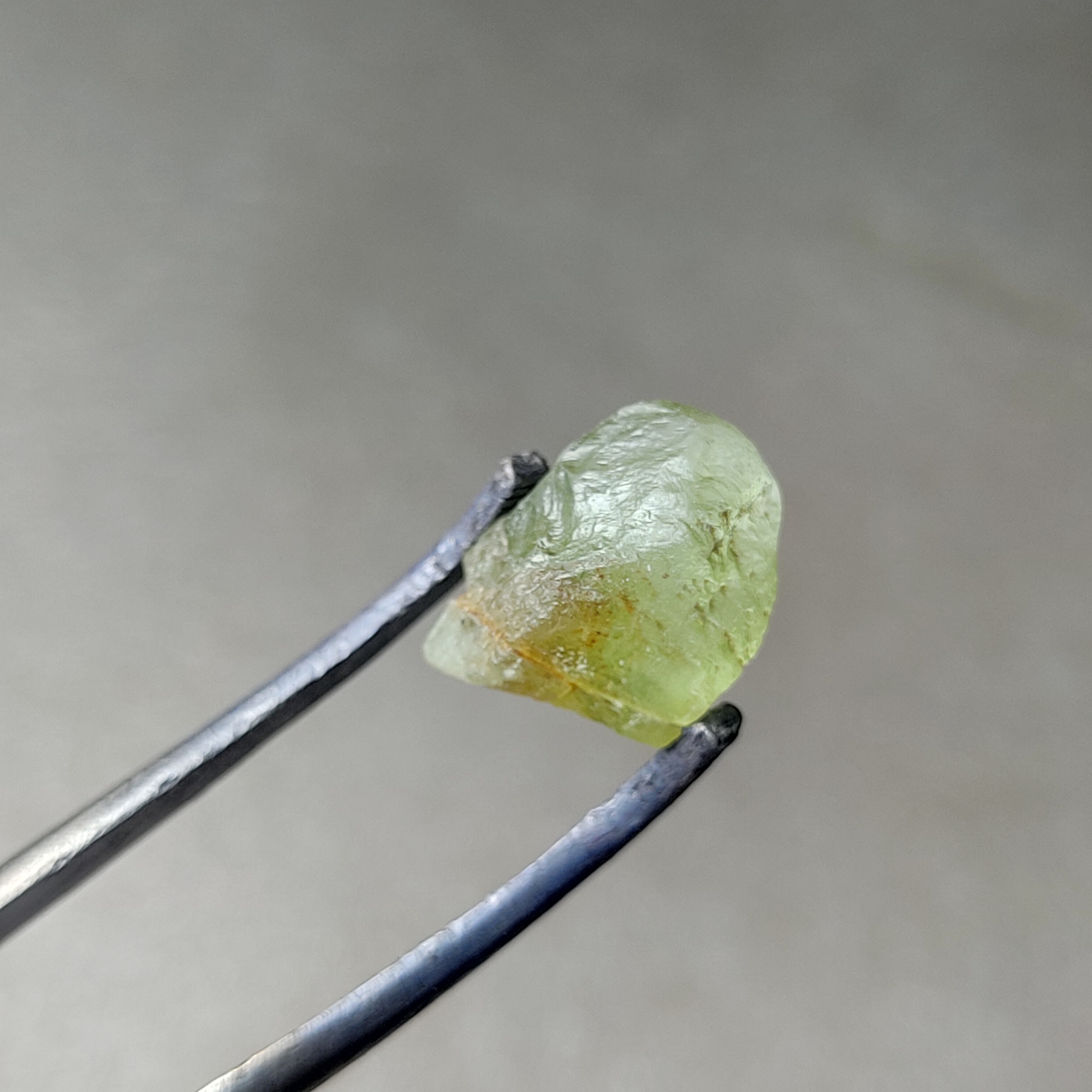 بلور سنگ زبرجد پاکستانی(پریدوت) وزن 6.05 قیراطی