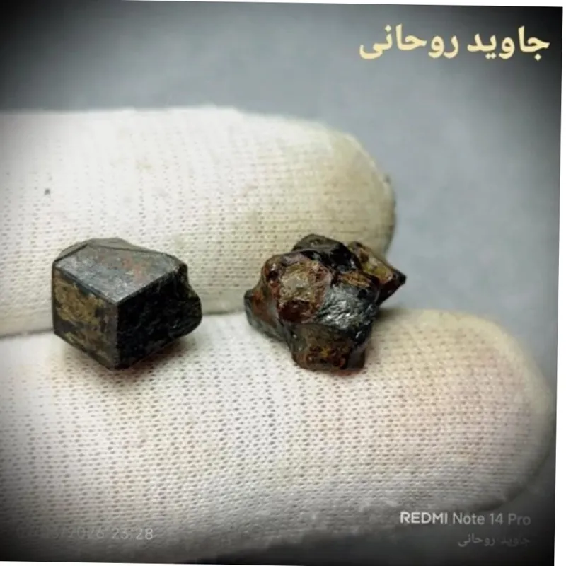 دو عدد سنگ یاقوت سیلان یا گارنت سرخ معدنی