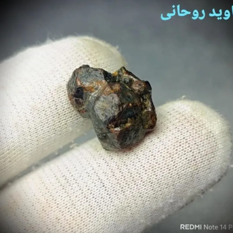 بلور سنگ یاقوت سیلان یا گارنت سرخ ضلع دار نورگذر