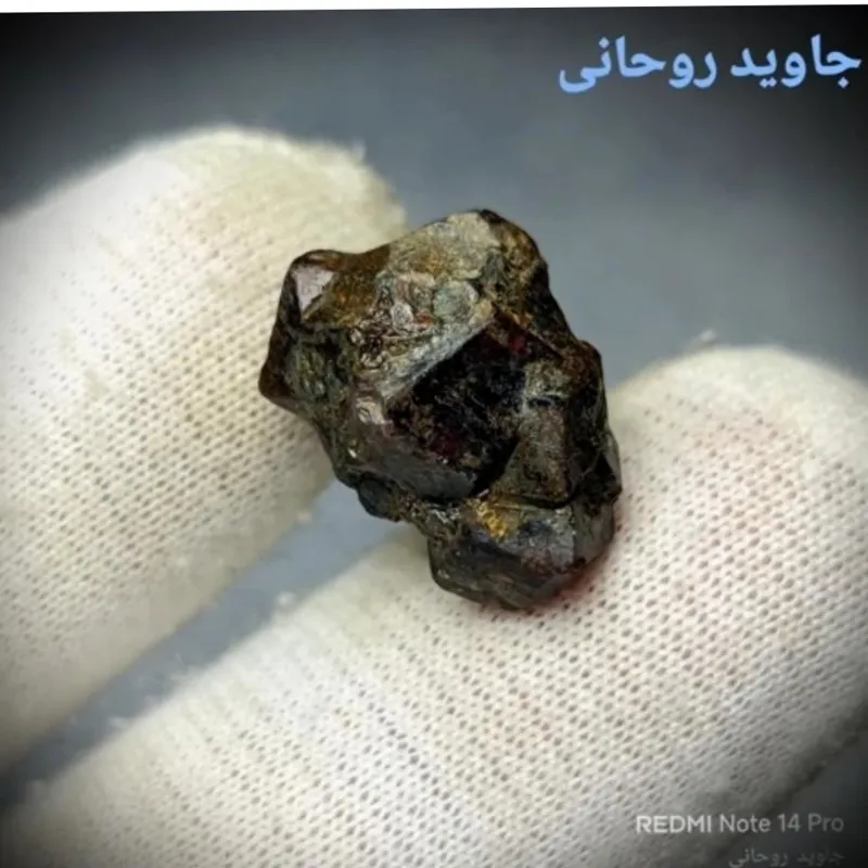 بلور سنگ یاقوت سیلان یا گارنت سرخ ضلع دار نورگذر