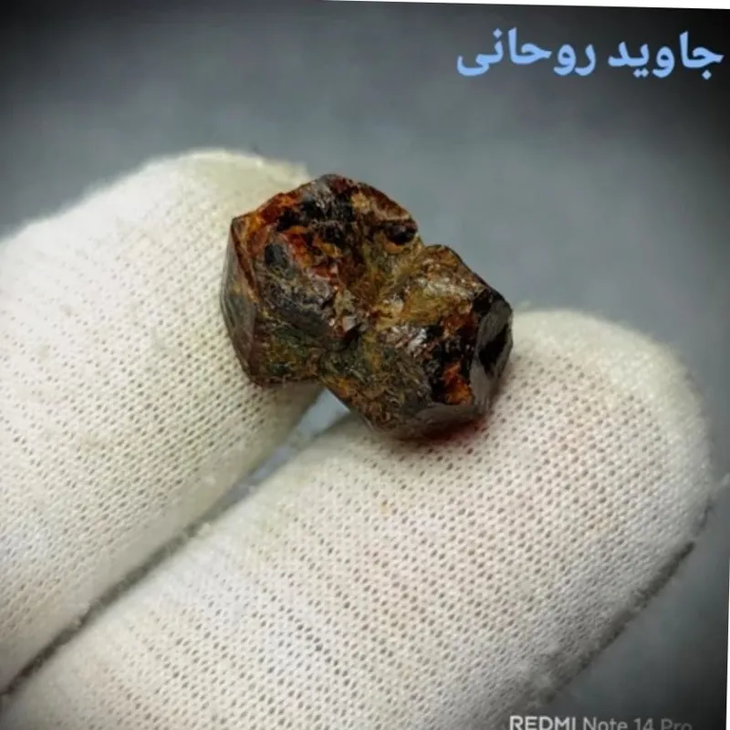 بلور سنگ یاقوت سیلان یا گارنت سرخ ضلع دار