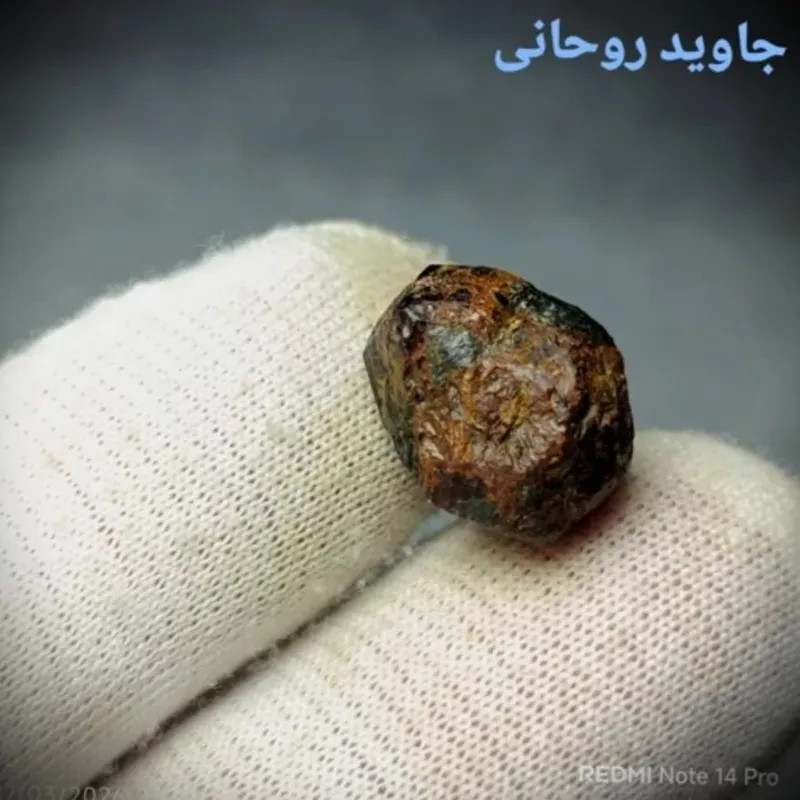 بلور سنگ یاقوت سیلان یا گارنت سرخ ضلع دار نورگذر