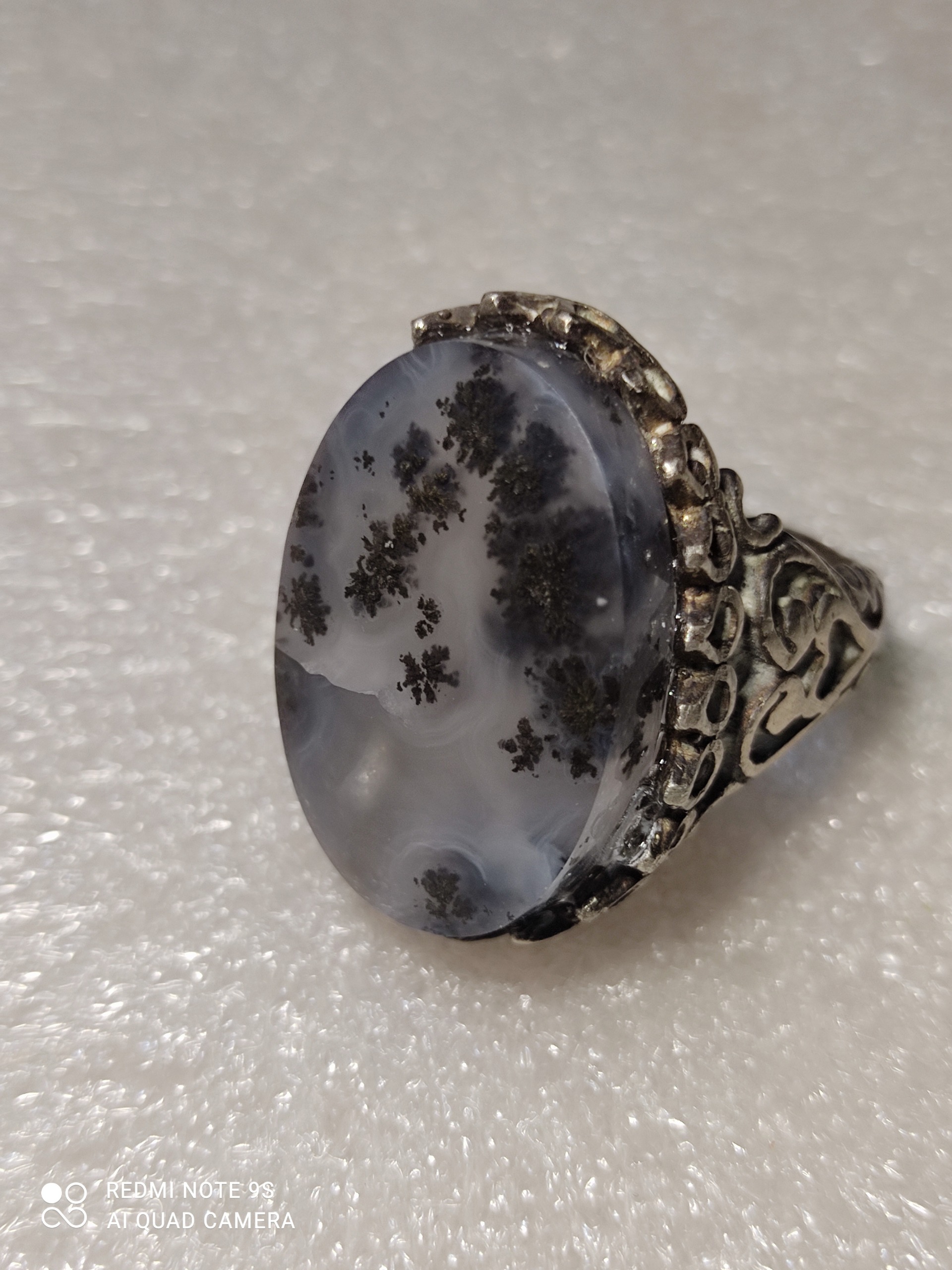 انگشتر شجر قائن سوزنی مشکی زمینه سفید