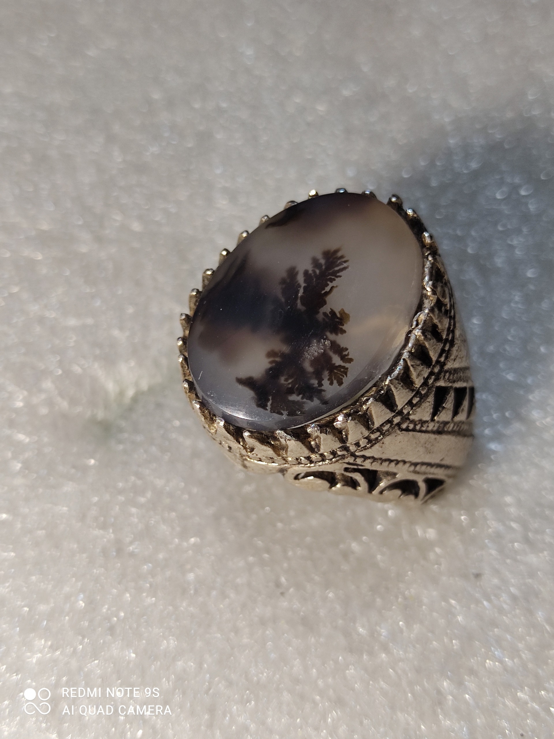 انگشتر مردانه فاخر شجر قائن مشکی در زمینه شفاف