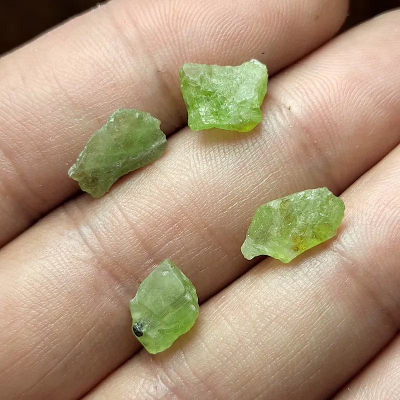 4 قطعه بلور سنگ زبرجد پاکستانی بدون بهسازی درجه1