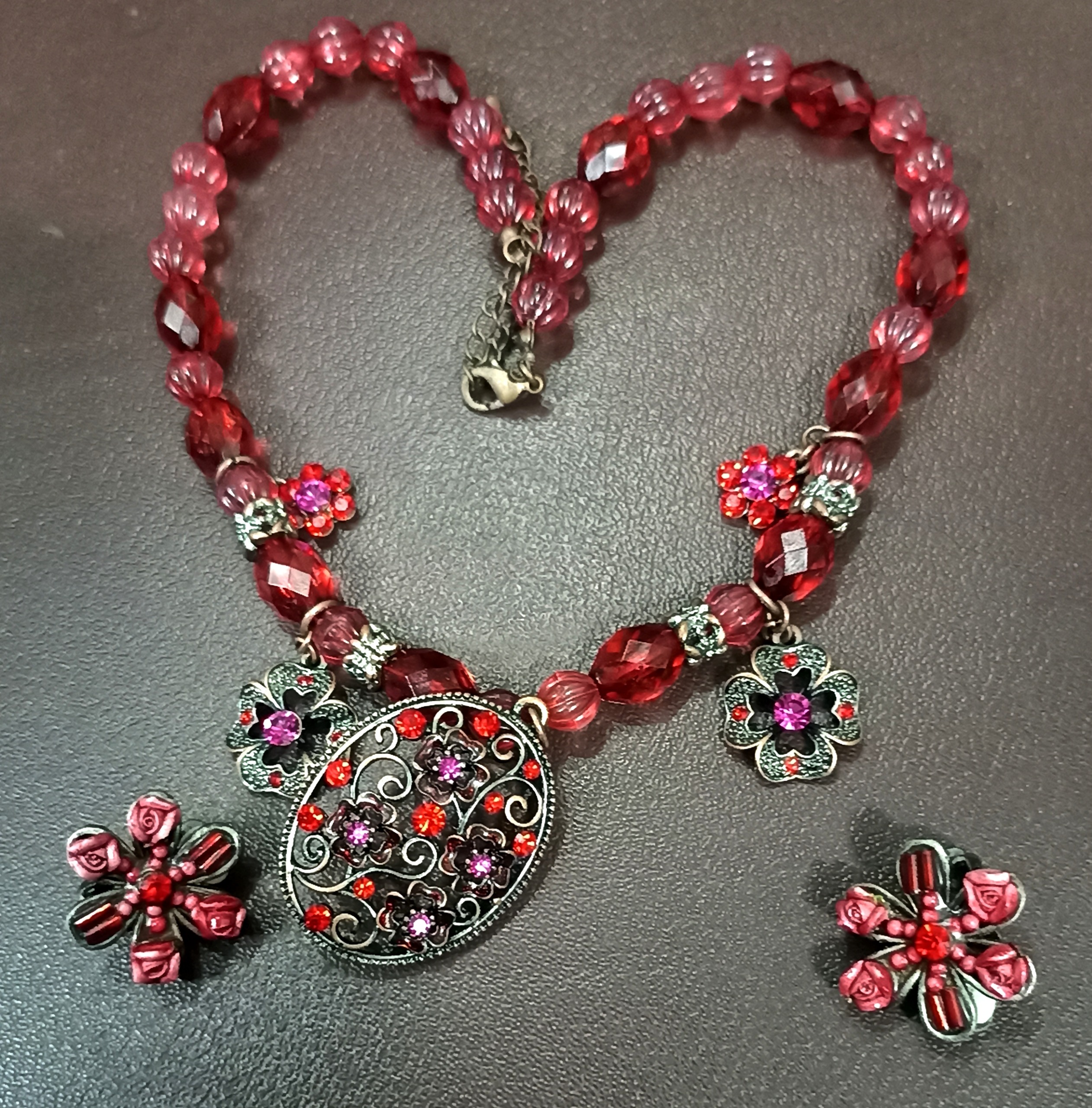 گردنبند بهمراه گوشواره اروپایی بشدت خوشرنگ و جذاب