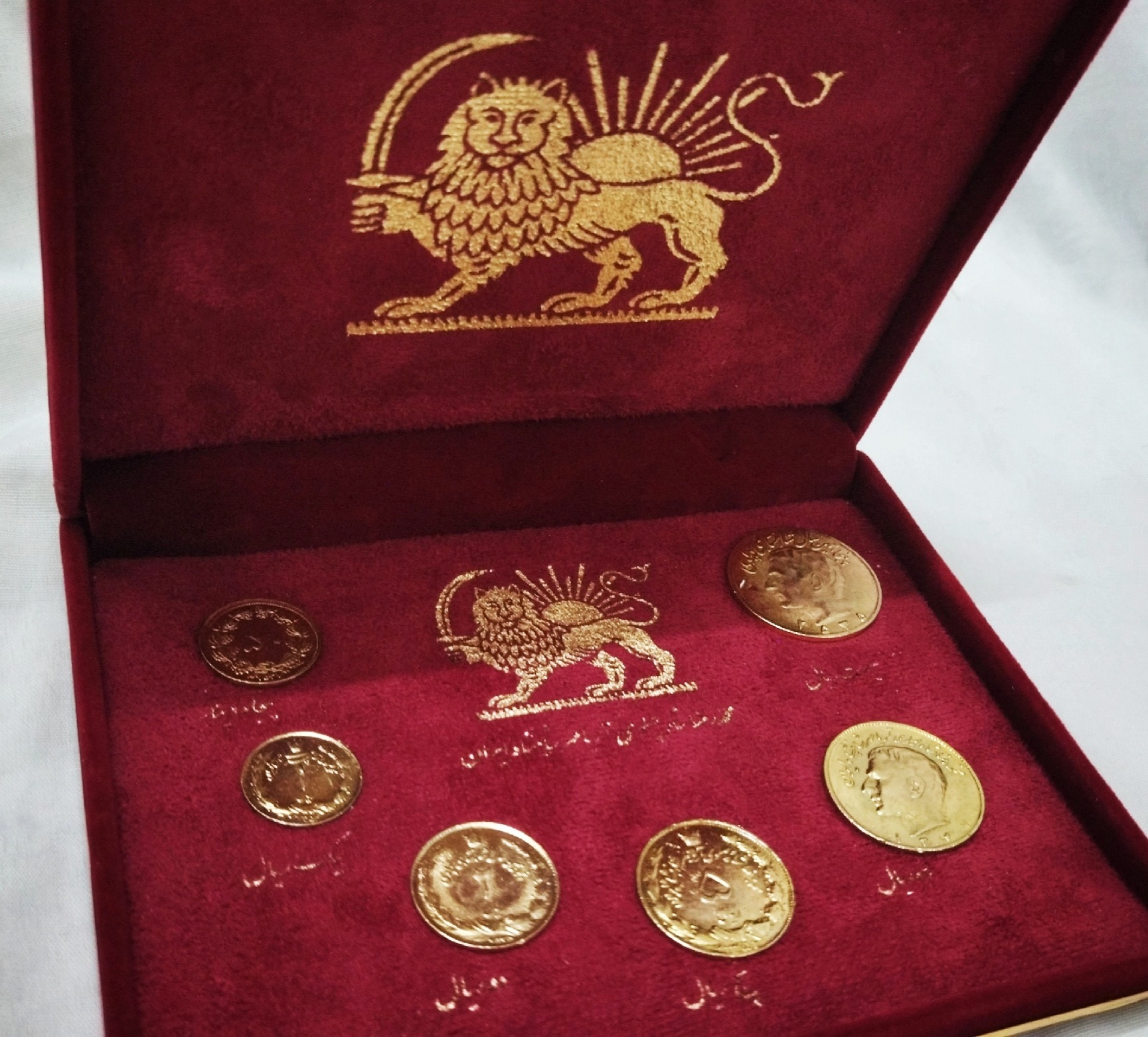 جعبه سکه کلکسیونی با سکه های اصل شاهی روکش طلا