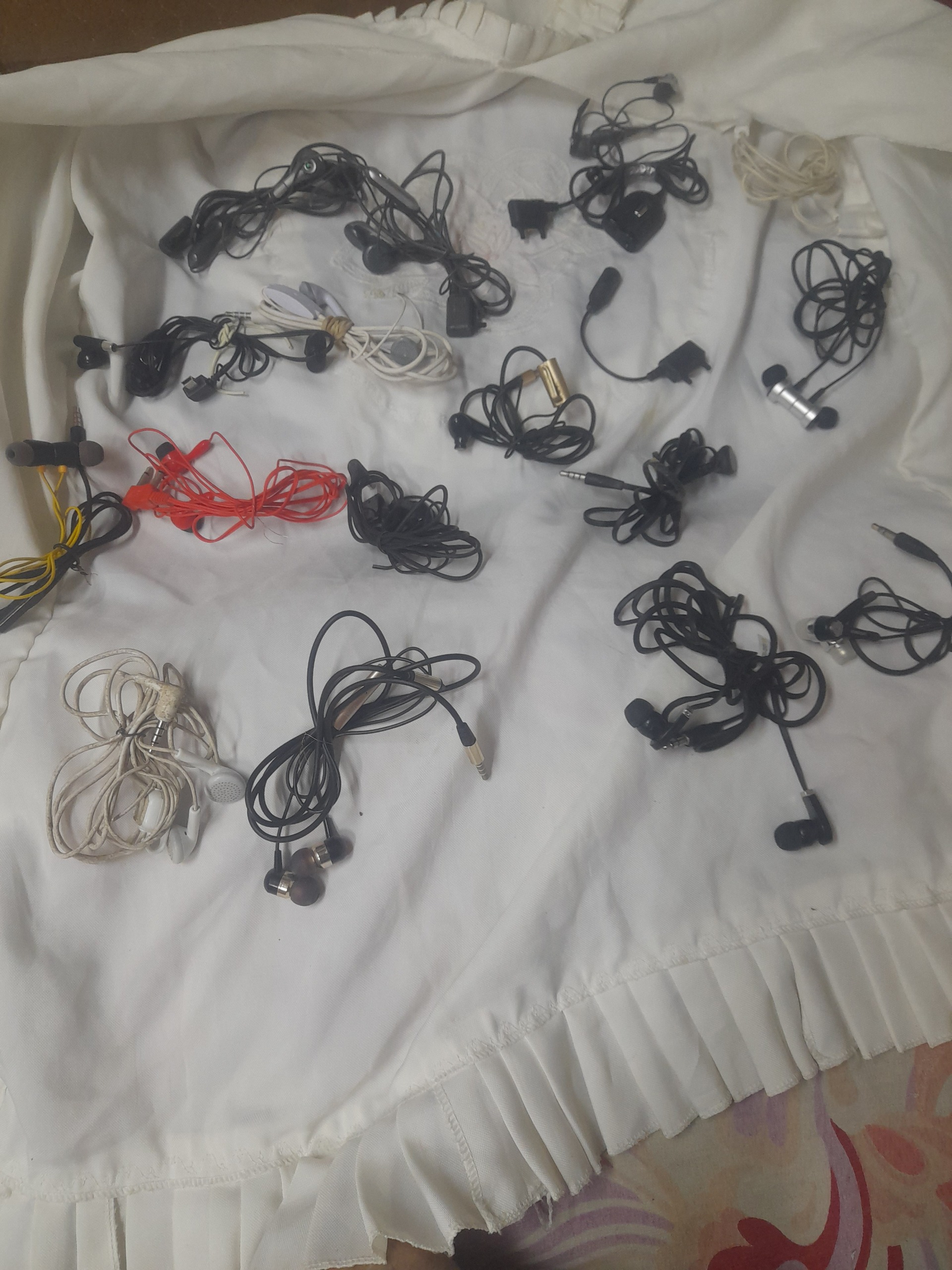 16تا هنذفری سیمی با هم