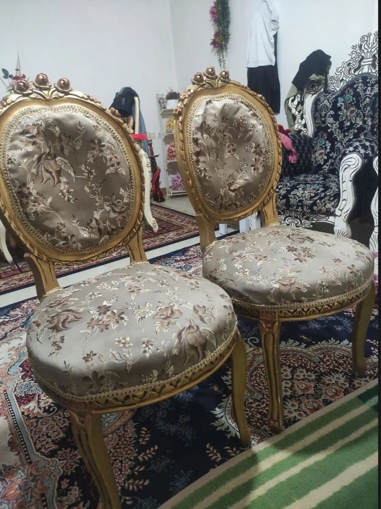 صندلی ناهارخوری و میزبان