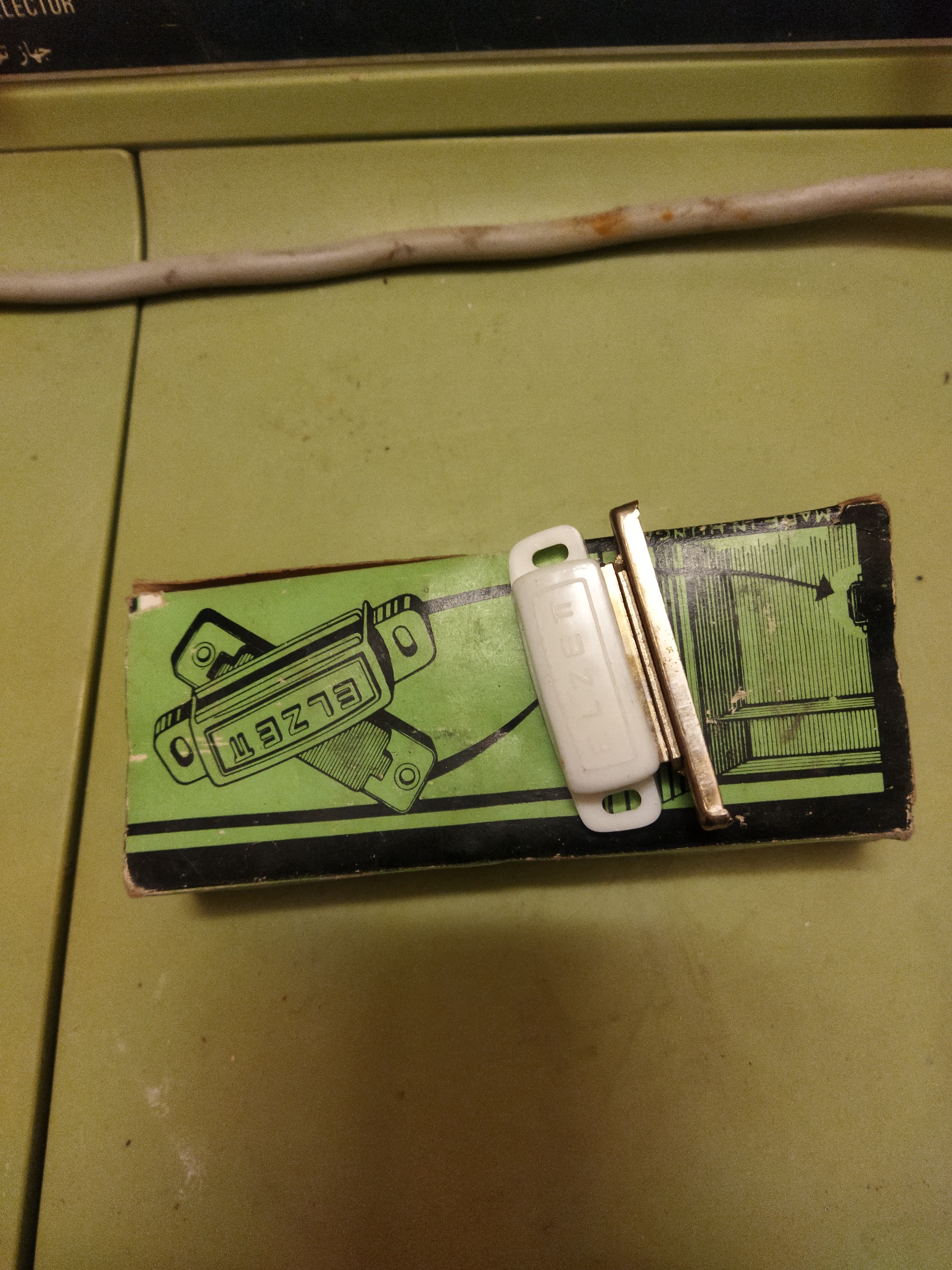 چفت آهنربای درب کمد و کابینت