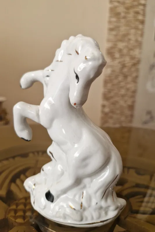 مجسمه قدیمی اسب ایستاده چینی