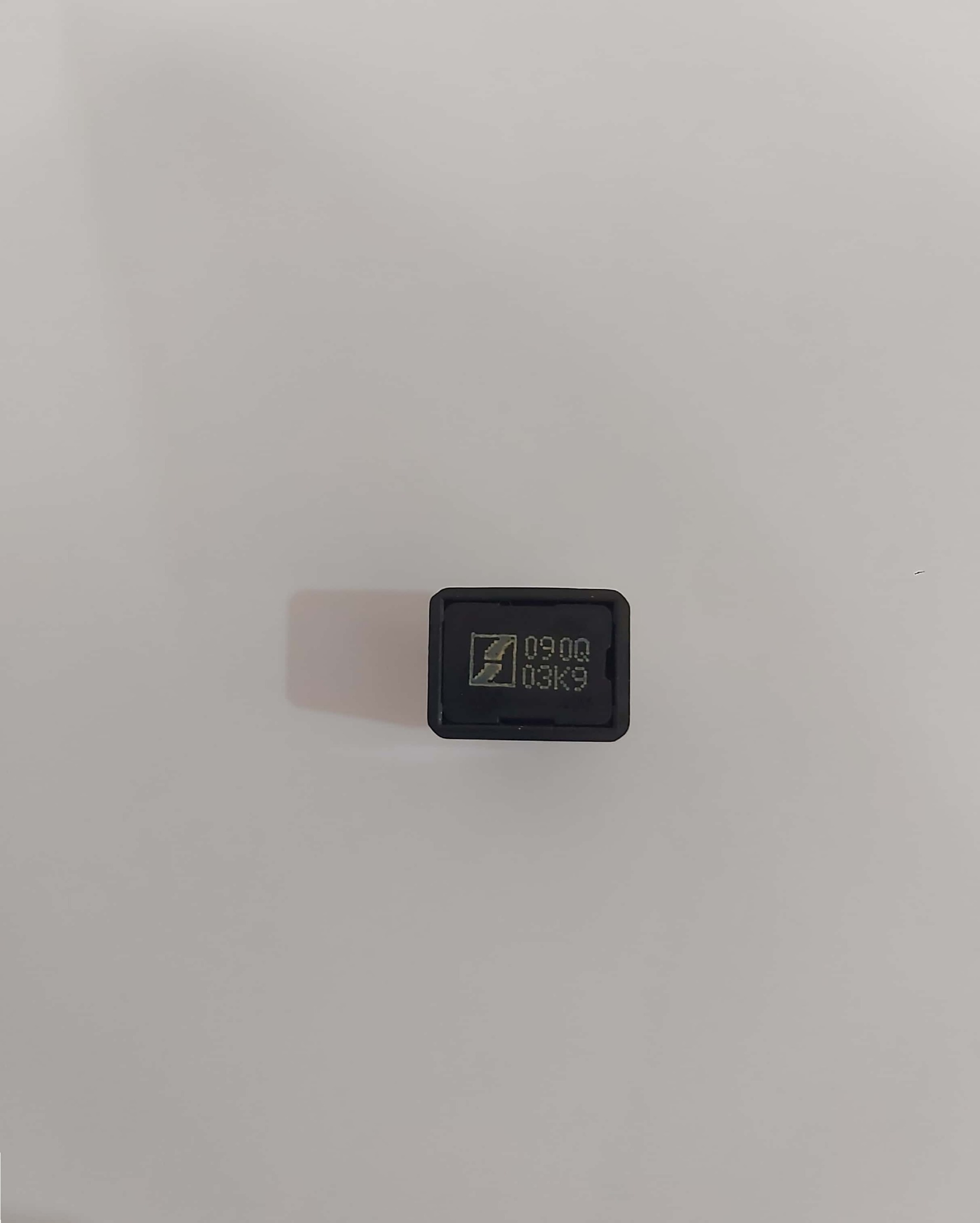 یک عدد مقاومت PTC سه پایه