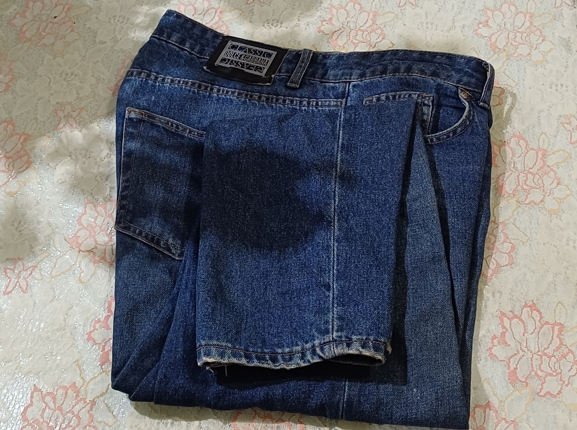 شلوار جین سرمه ای یا آبی پررنگ