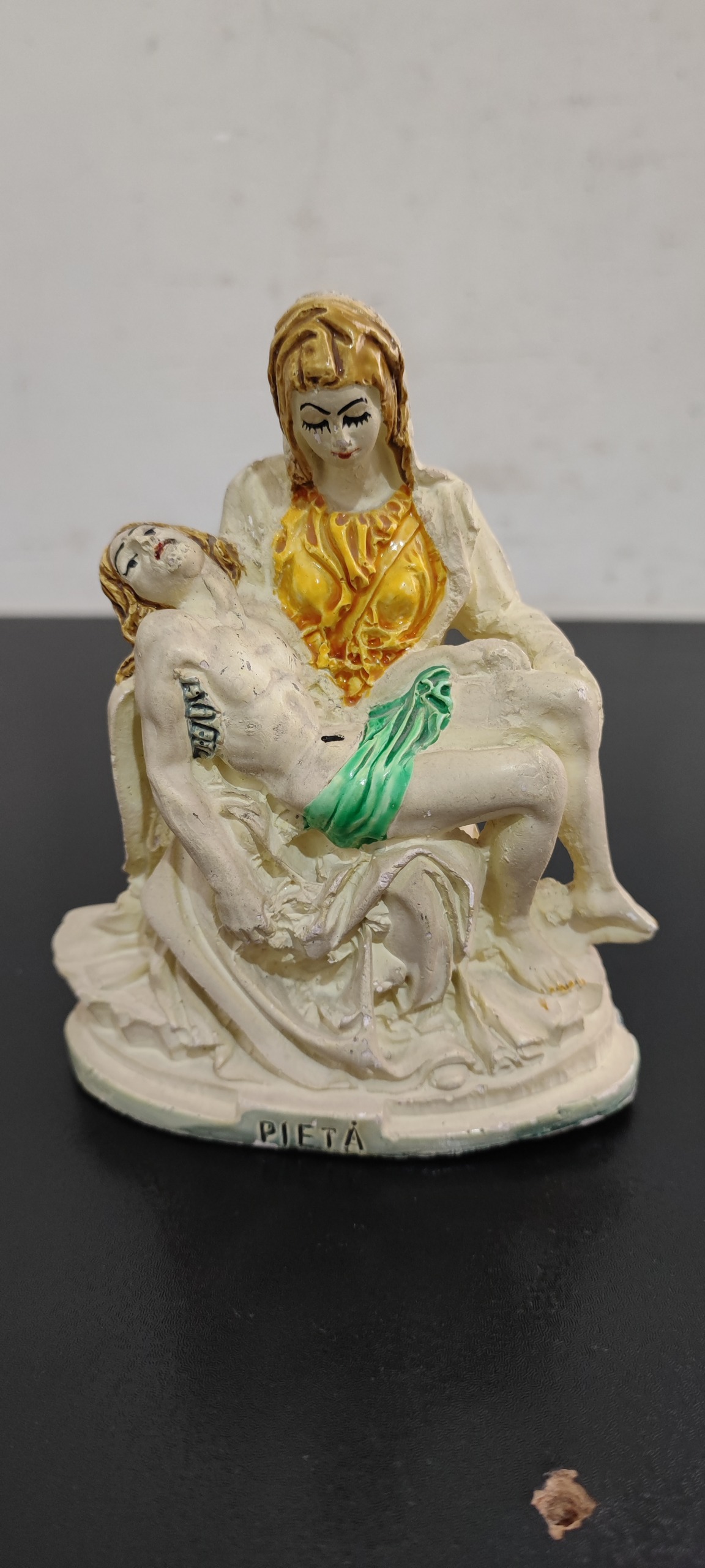 مجسمه سفالی آنتیک و زیبای اروپایی