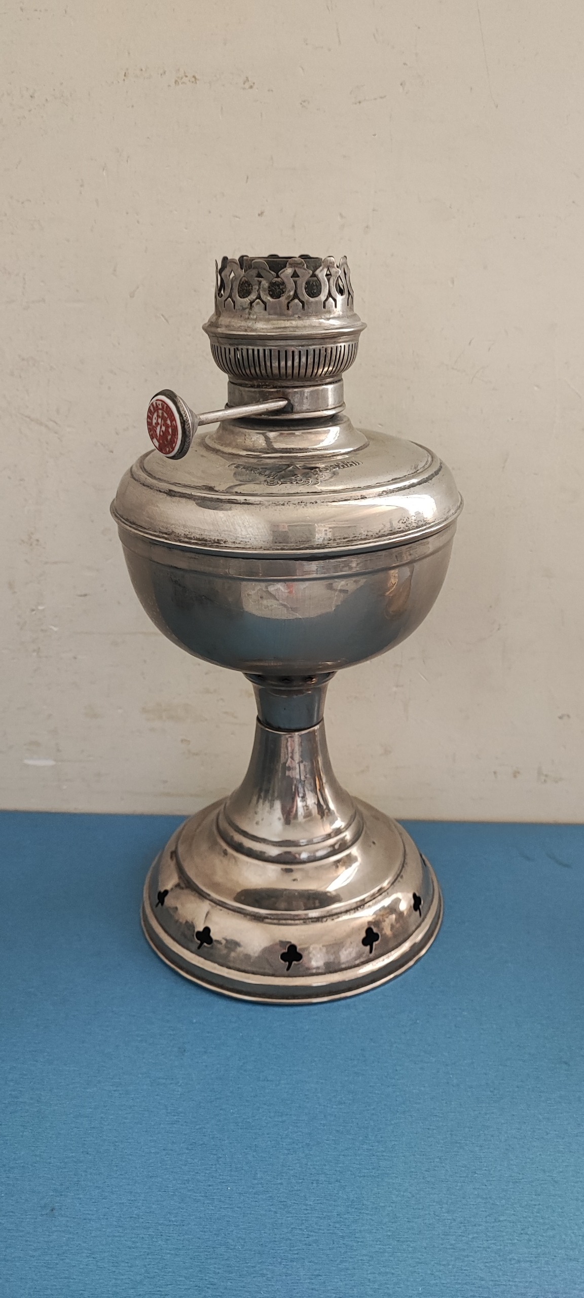 چراغ گردسوز برنجی روشن