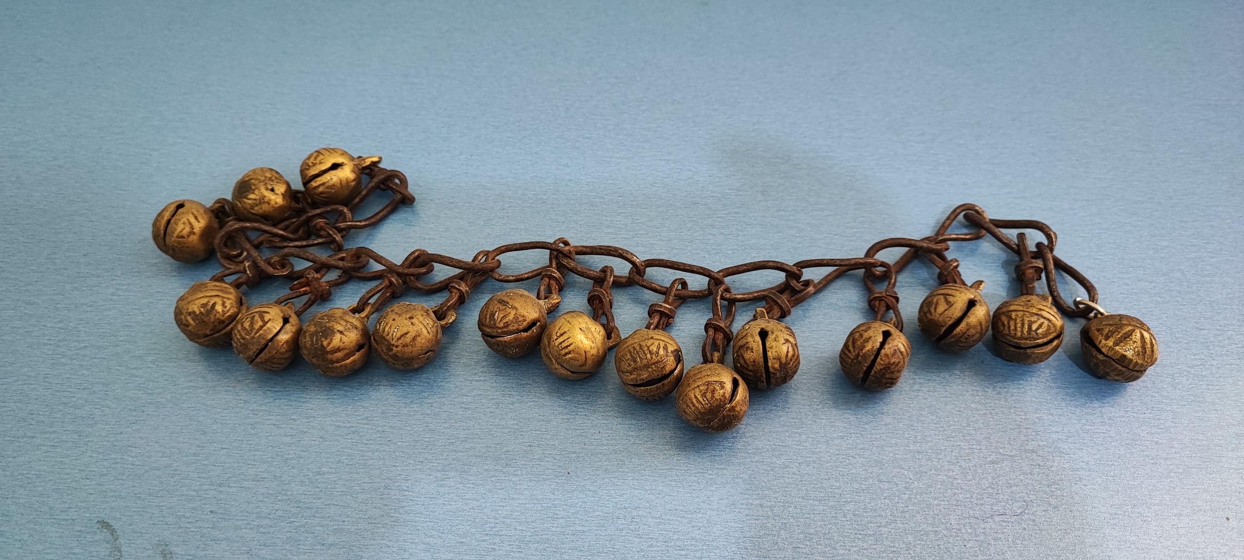 16 عدد قورچه برنجی طرحدار و بسیار قدیمی