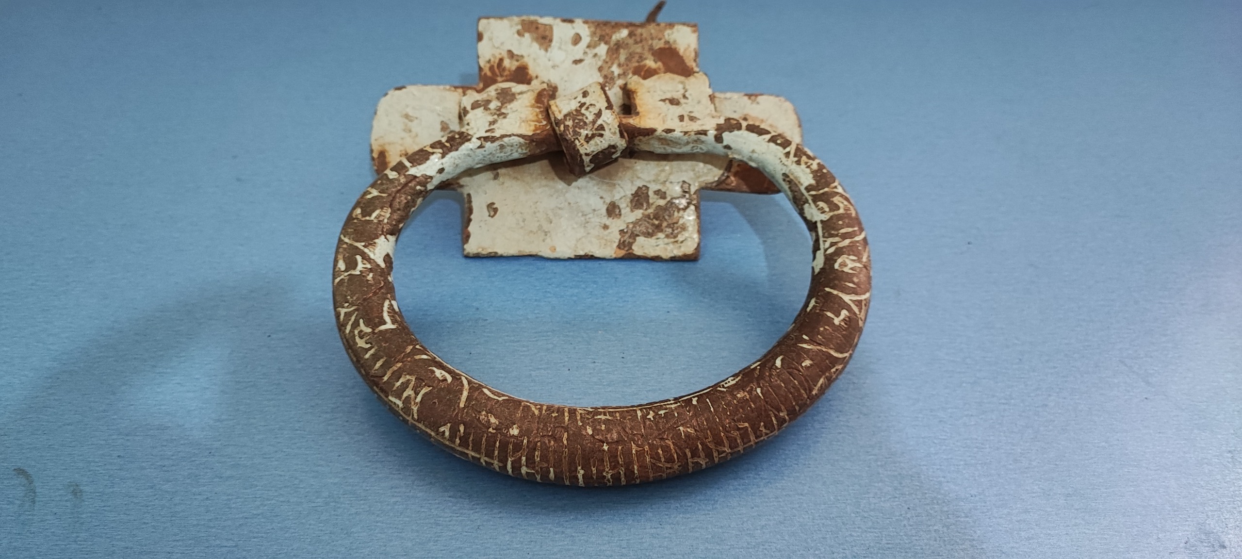 درکوب فولادی غول پیکر برای کاروانسرای قدیمی