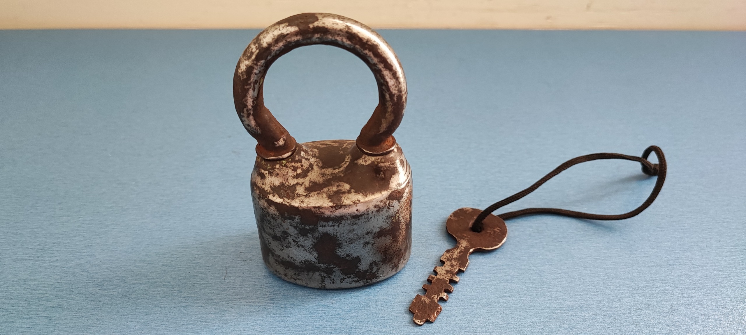 قفل فولادی و دستساز قاجاری