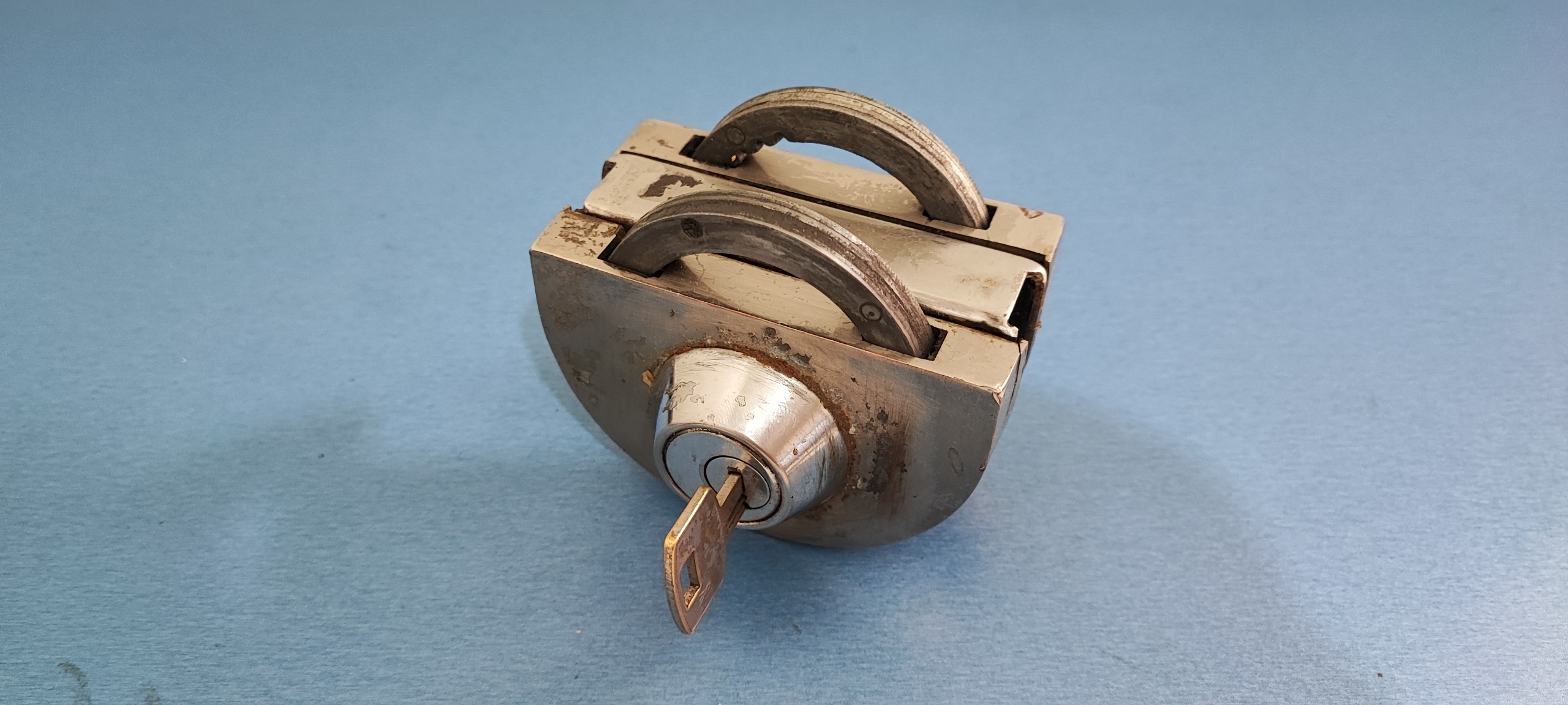 قفل درب شیشه ای