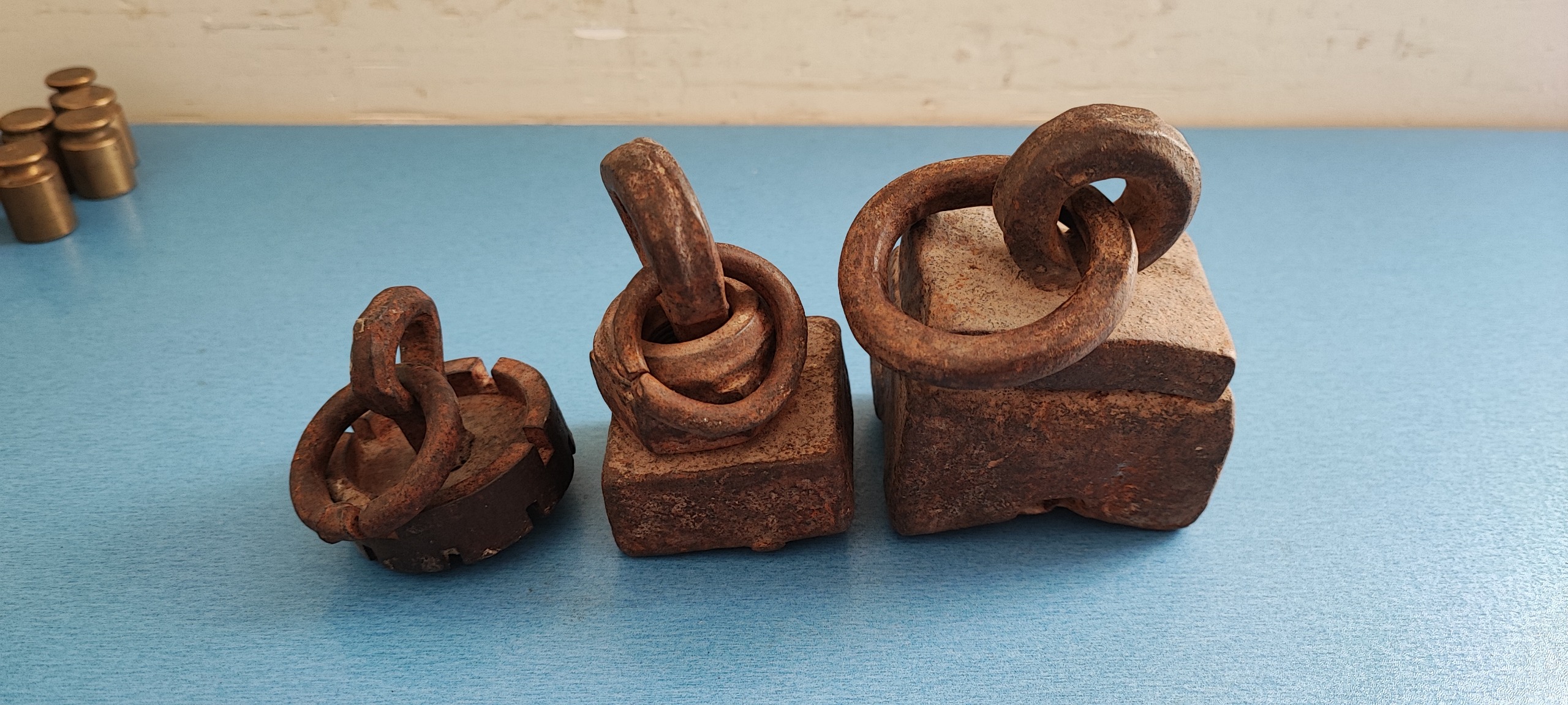 سه عدد وزنه فولادی و دستساز قاجاری