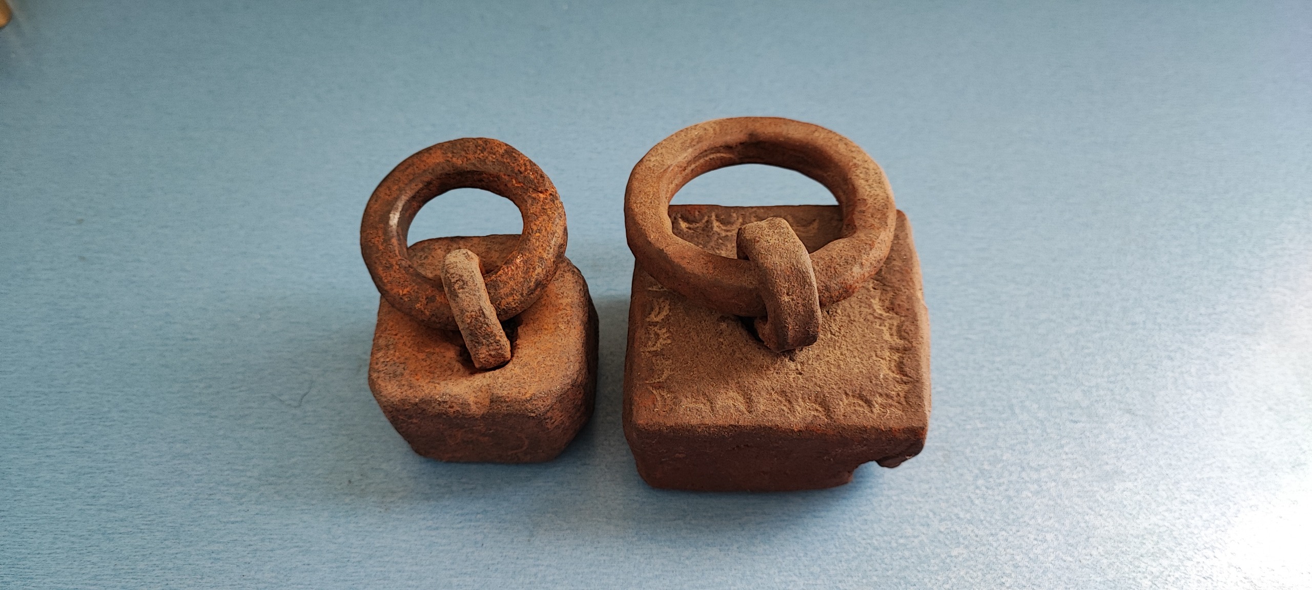 دو عدد وزنه فولادی و دستساز قاجاری