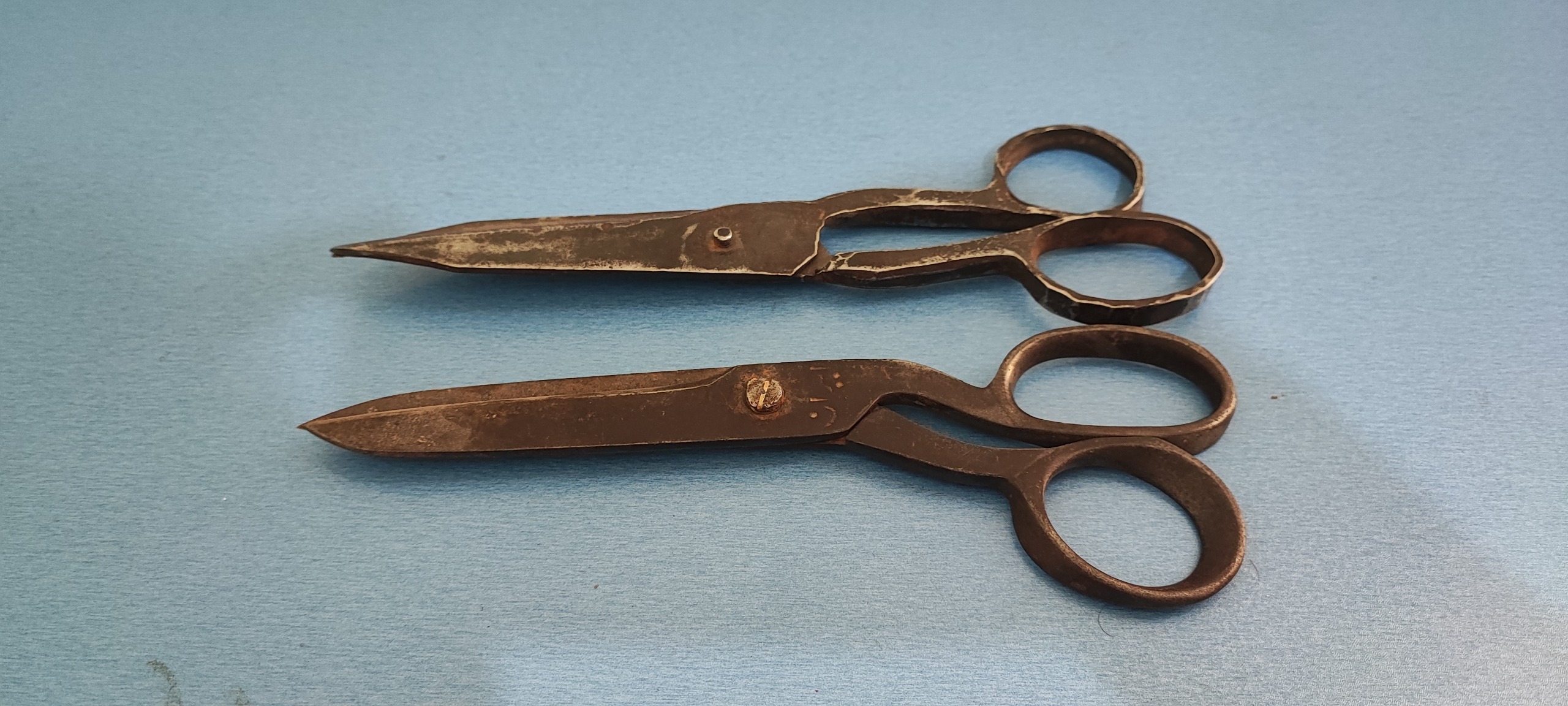 دو عدد قیچی فولادی و دستساز قدیمی