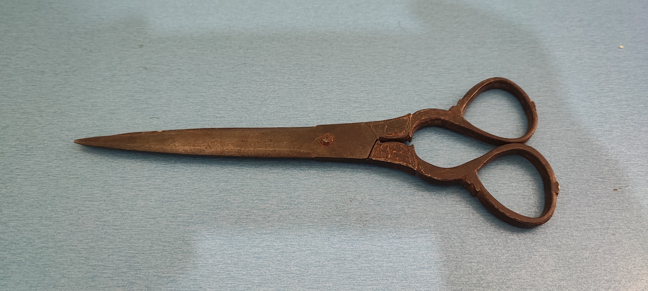 قیچی فولادی زیبا و کاردار قاجاری