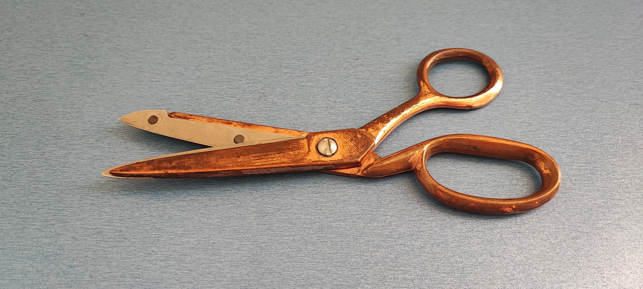 قیچی مسی آنتیک و نایاب مارک؛ گلدن استورک