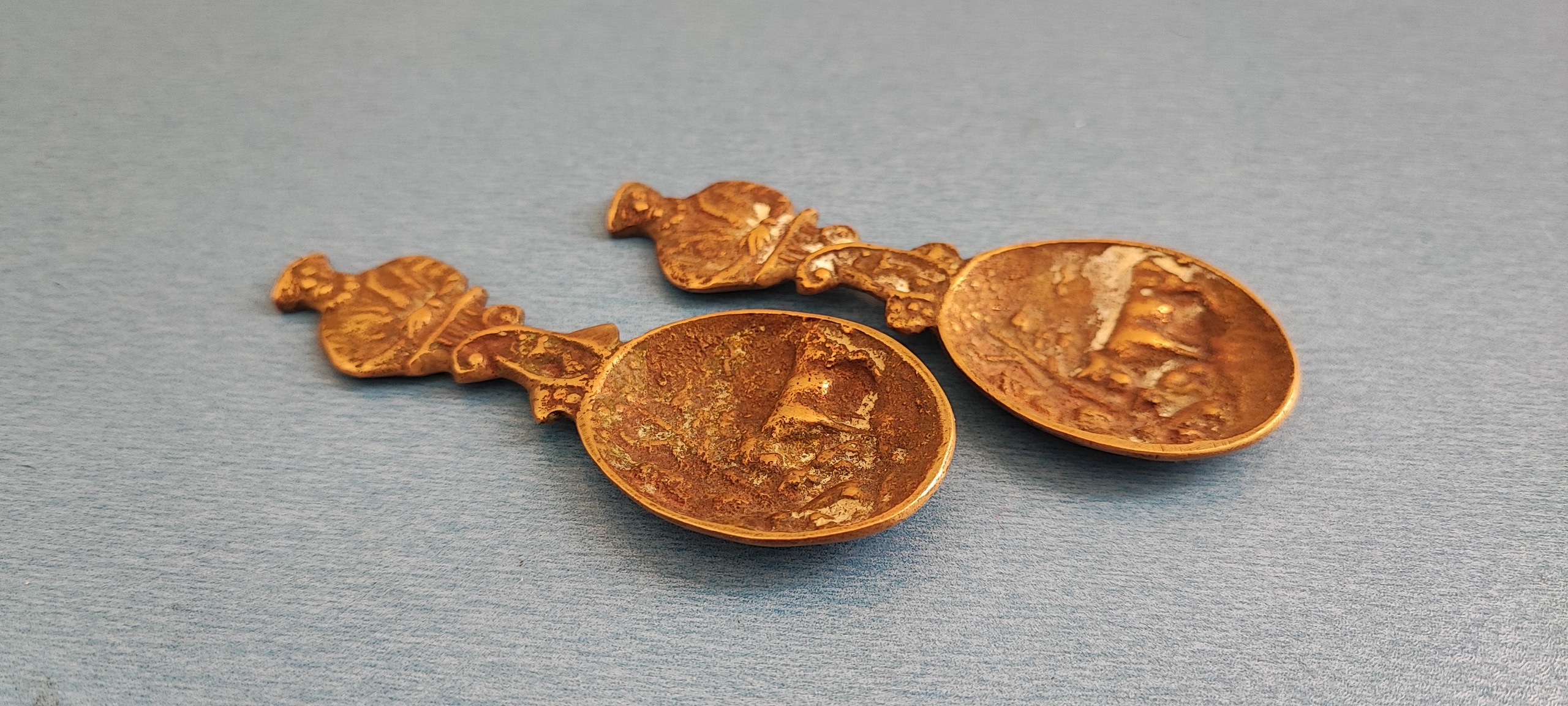 جفت قاشق برنزی و طرحدار بسیار قدیمی