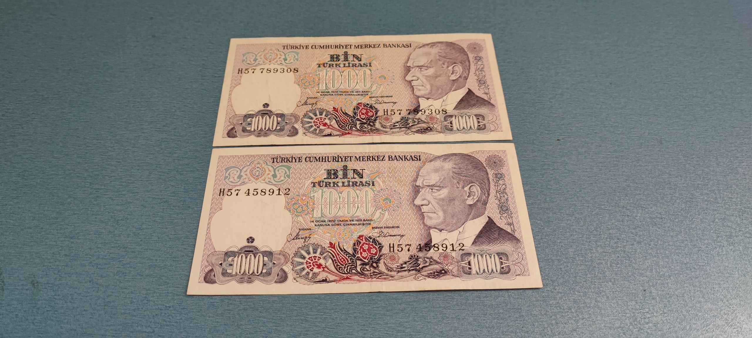 دو برگ اسکناس هزار لیره ترکیه