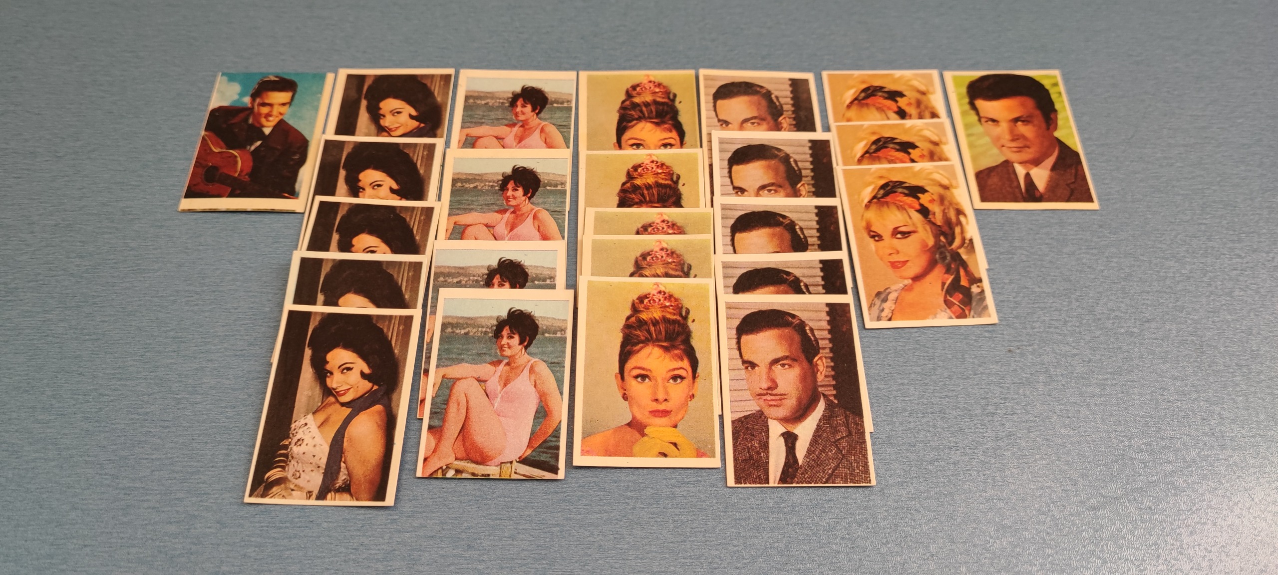 28 عدد کارت تصویری کوچک از ستاره های سینما خارجی