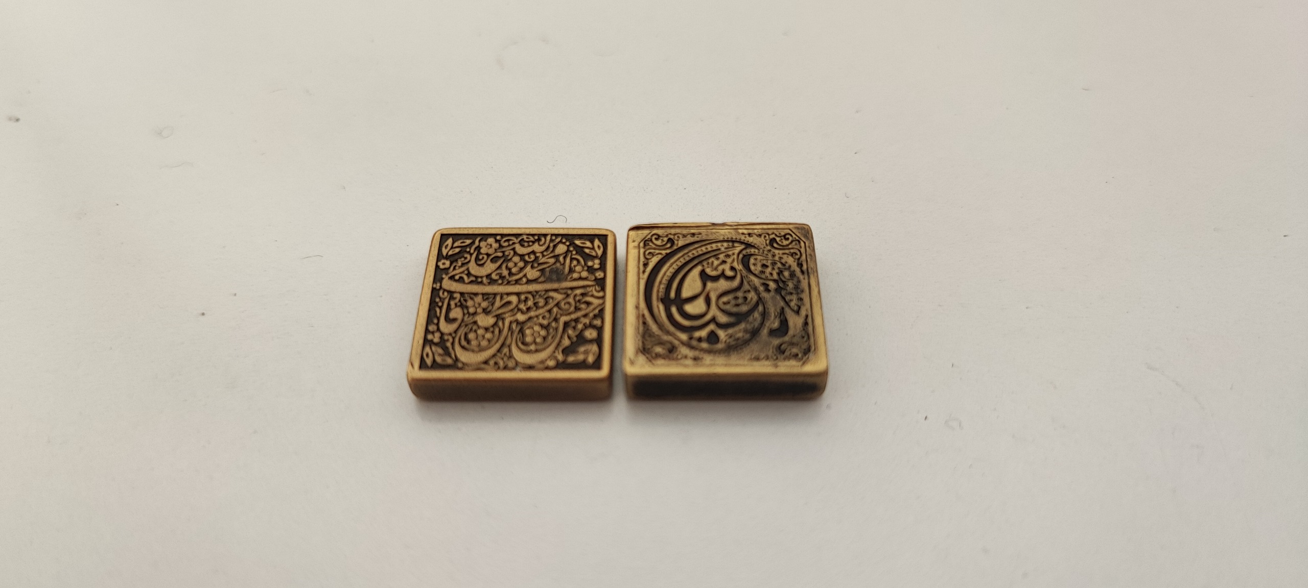 دو عدد نگین برنجی خطی فوق زیبا و کلکسیونی