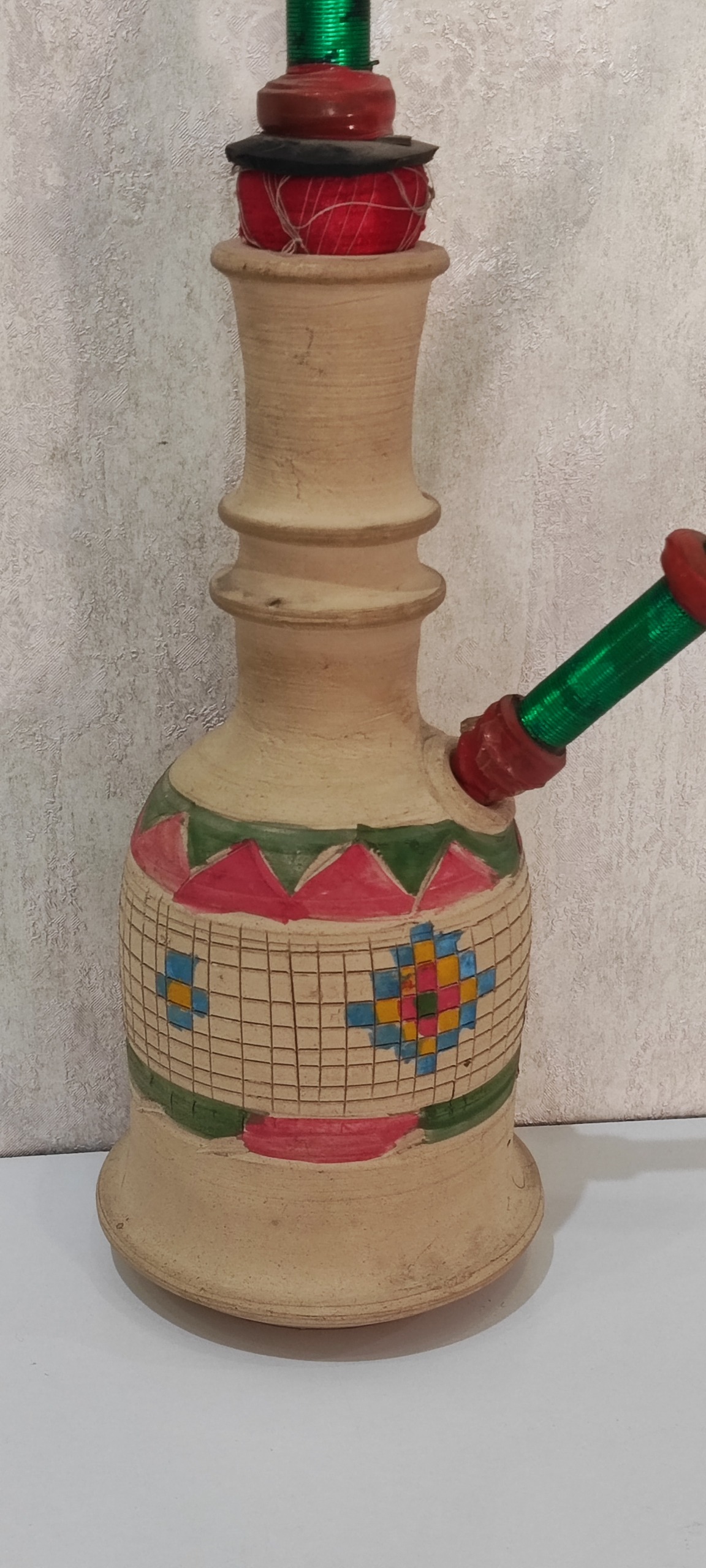 تنگ سفالی دارای نقوش رنگی