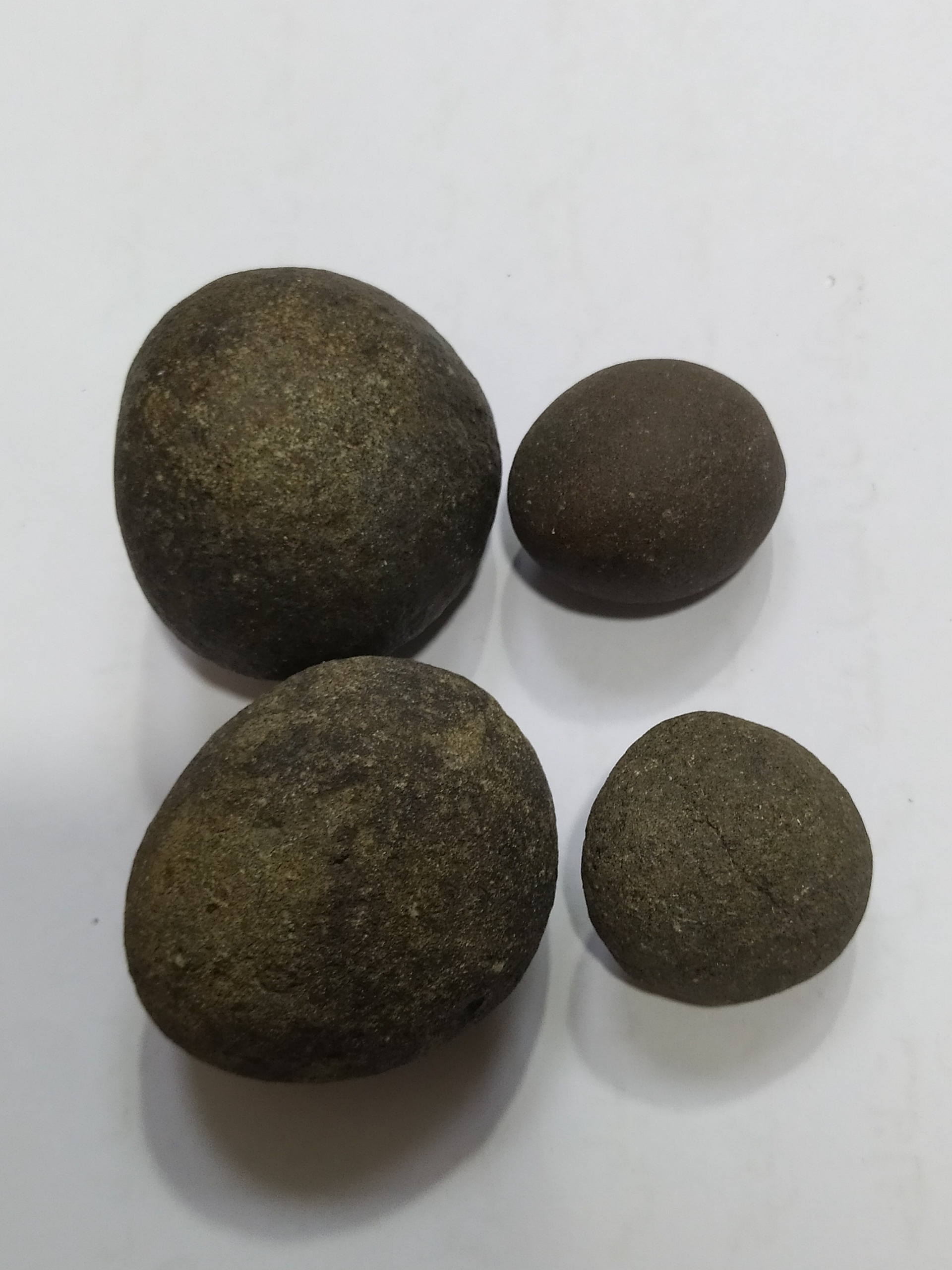 مهره یا سنگ های گرد طبیعی