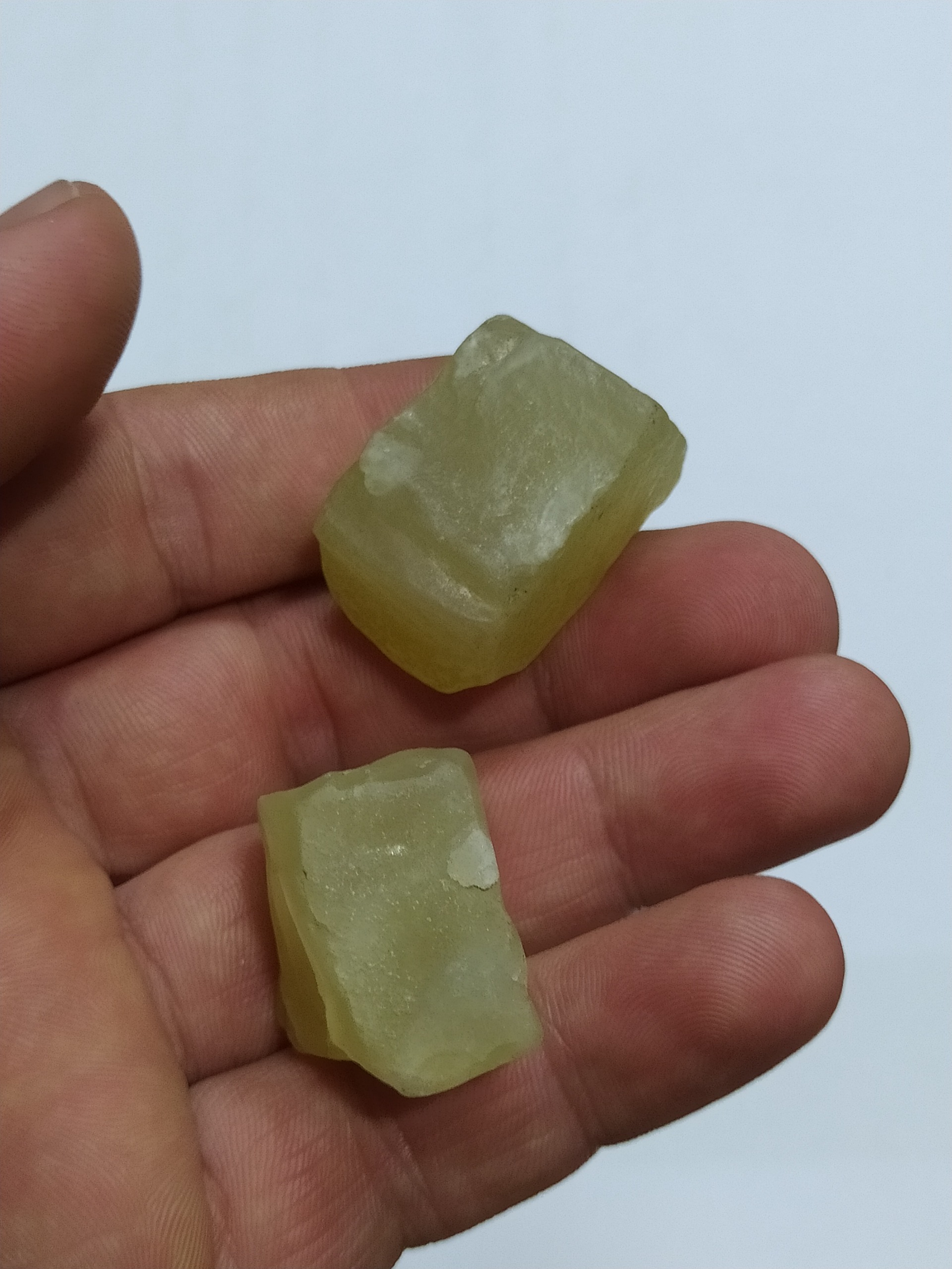 دو قطعه سنگ معدنی یشم رنگ خاص