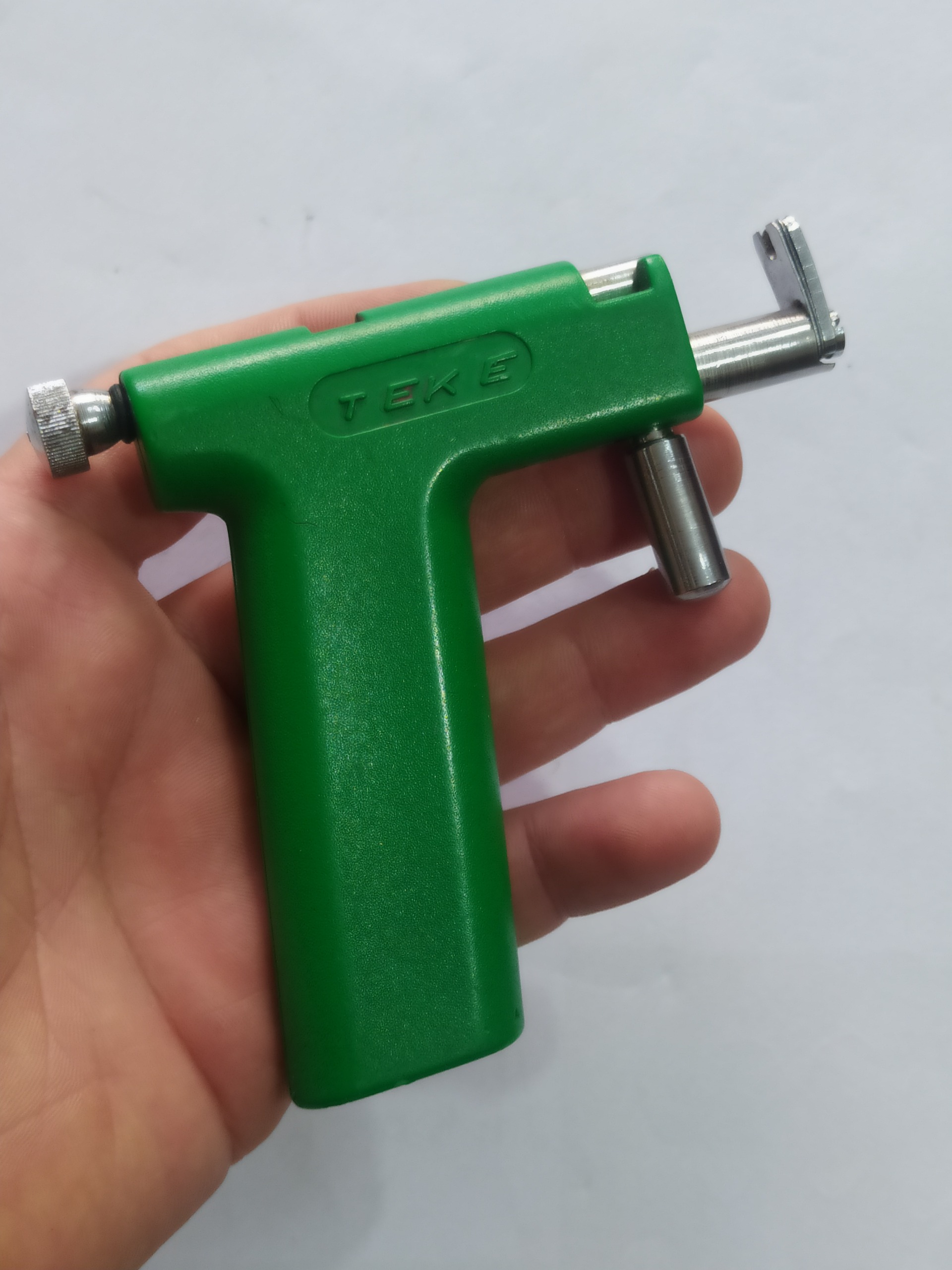 دستگاه پیرسینگ یا گوش سوراخ کن